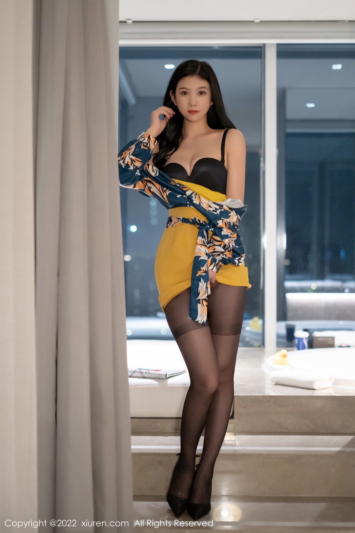 xgyw.top_XiuRen第4880期_模特李雅柔蓝色图案上衣配黄短裙露性感内衣超薄黑丝诱惑写真51P