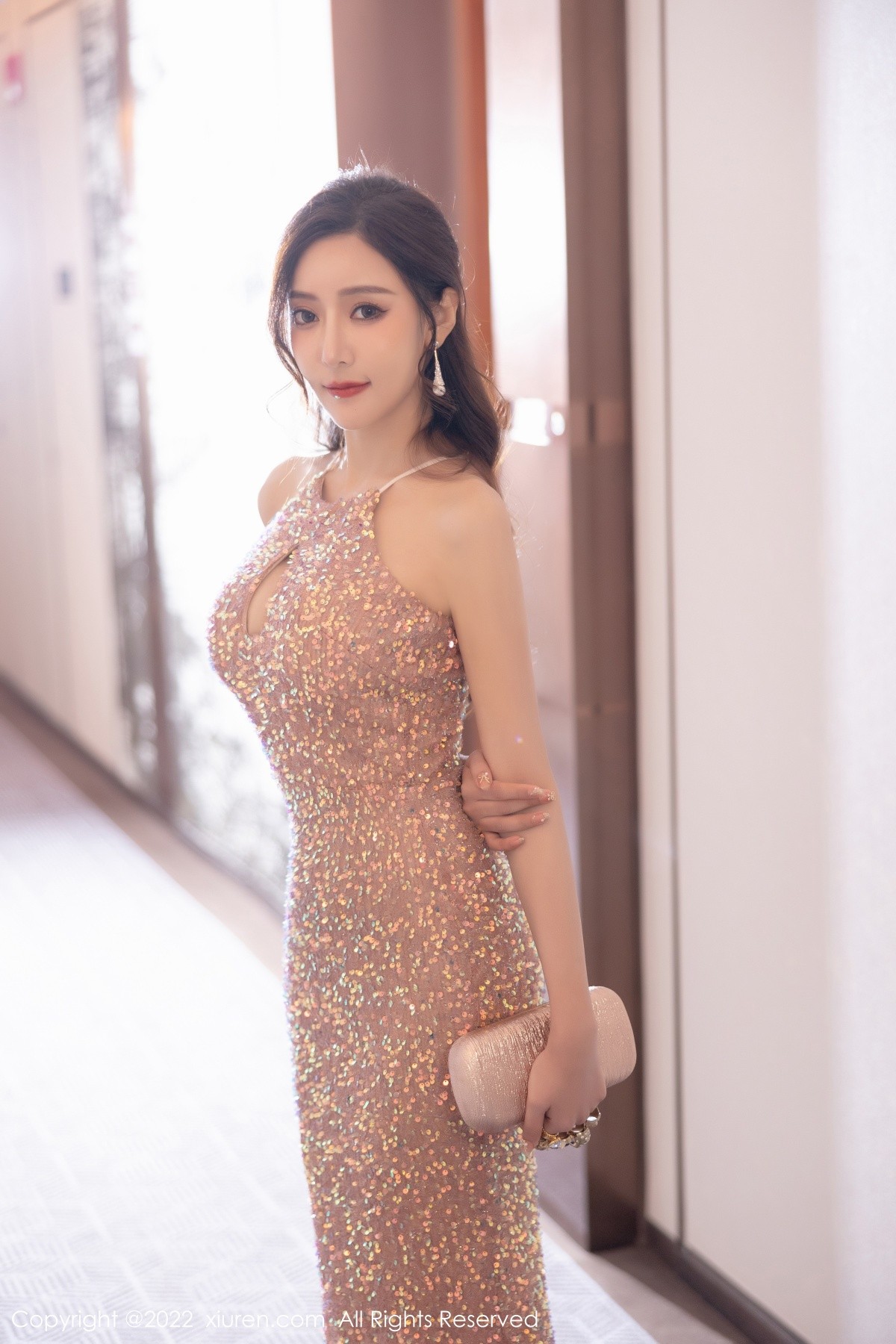xgyw.top_XiuRen第4883期_女神王馨瑶yanni性感闪亮连衣裙配超薄肉丝秀完美身材诱惑写真62P