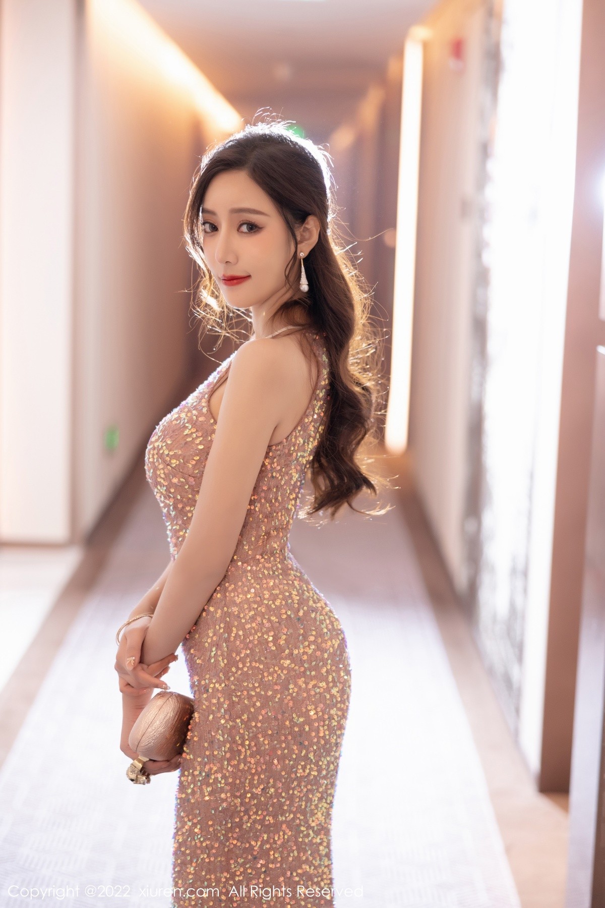 xgyw.top_XiuRen第4883期_女神王馨瑶yanni性感闪亮连衣裙配超薄肉丝秀完美身材诱惑写真62P