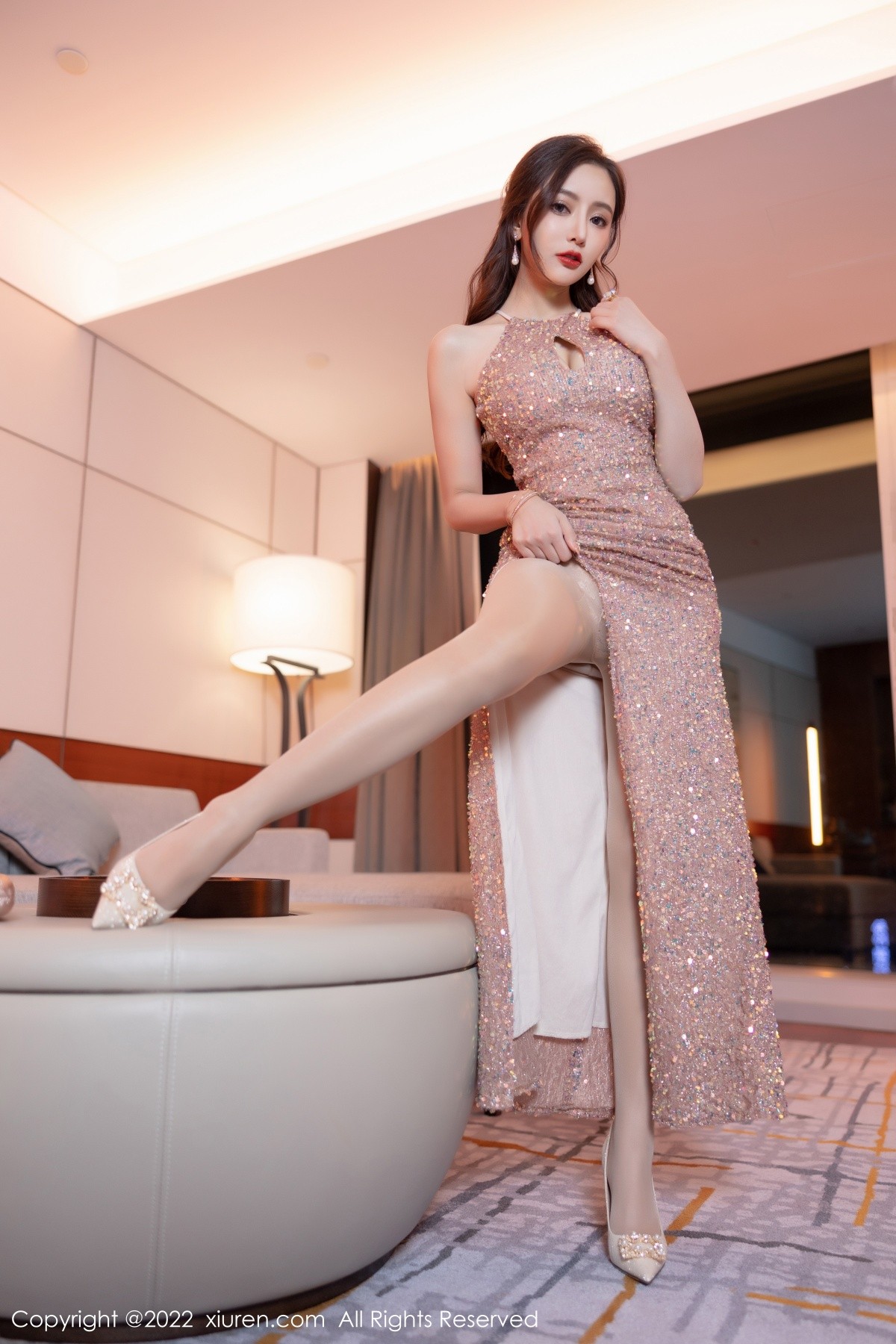 xgyw.top_XiuRen第4883期_女神王馨瑶yanni性感闪亮连衣裙配超薄肉丝秀完美身材诱惑写真62P