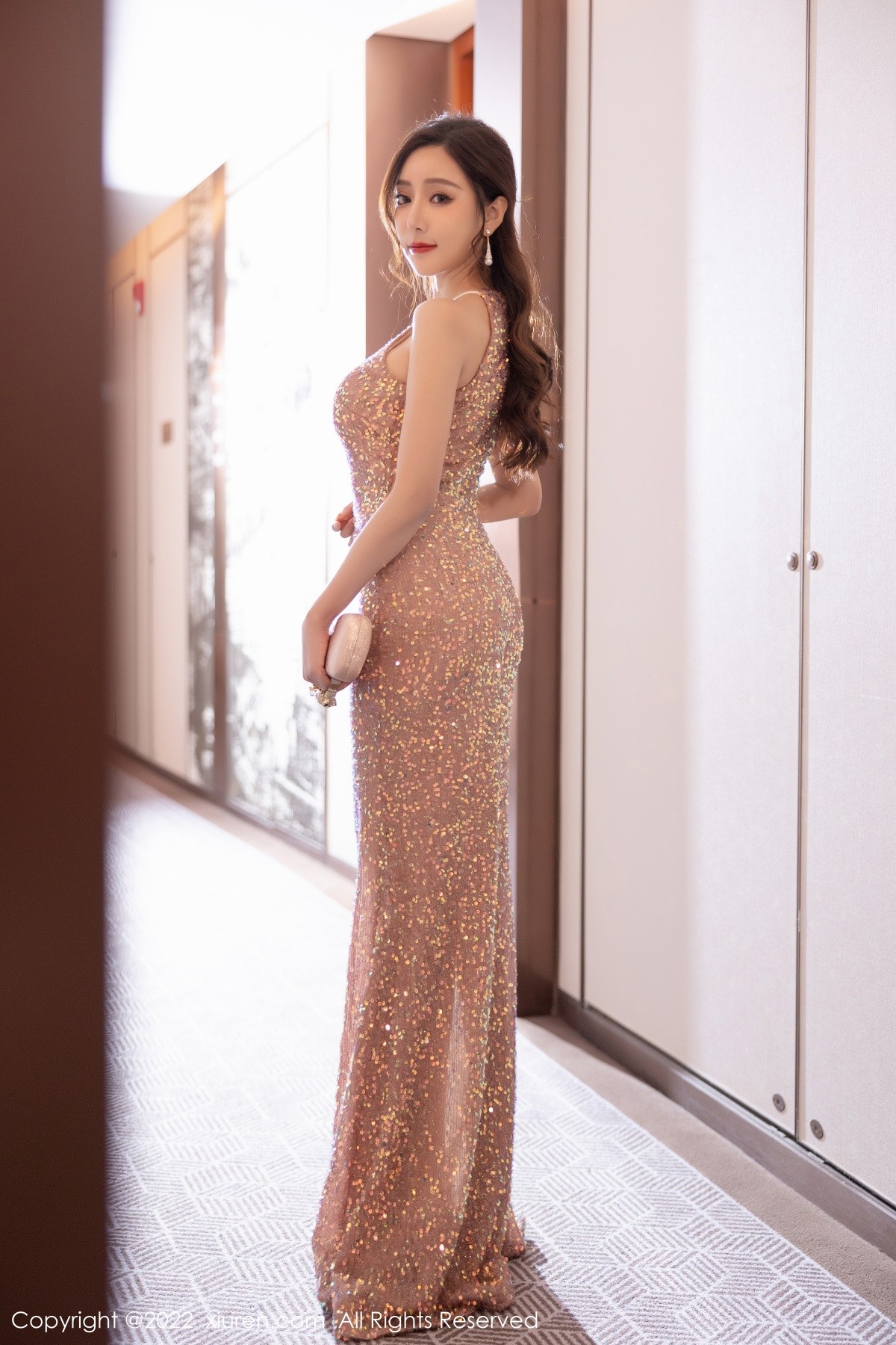 xgyw.top_XiuRen第4883期_女神王馨瑶yanni性感闪亮连衣裙配超薄肉丝秀完美身材诱惑写真62P