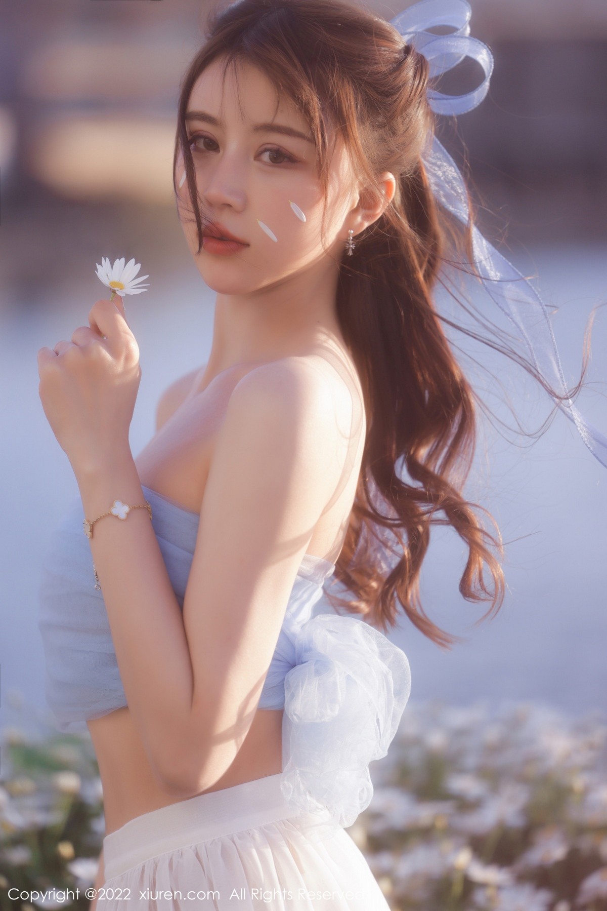xgyw.top_XiuRen第4888期_模特tina_甜仔大理旅拍户外蓝色服饰配白长裙秀凹凸身材诱惑写真45P