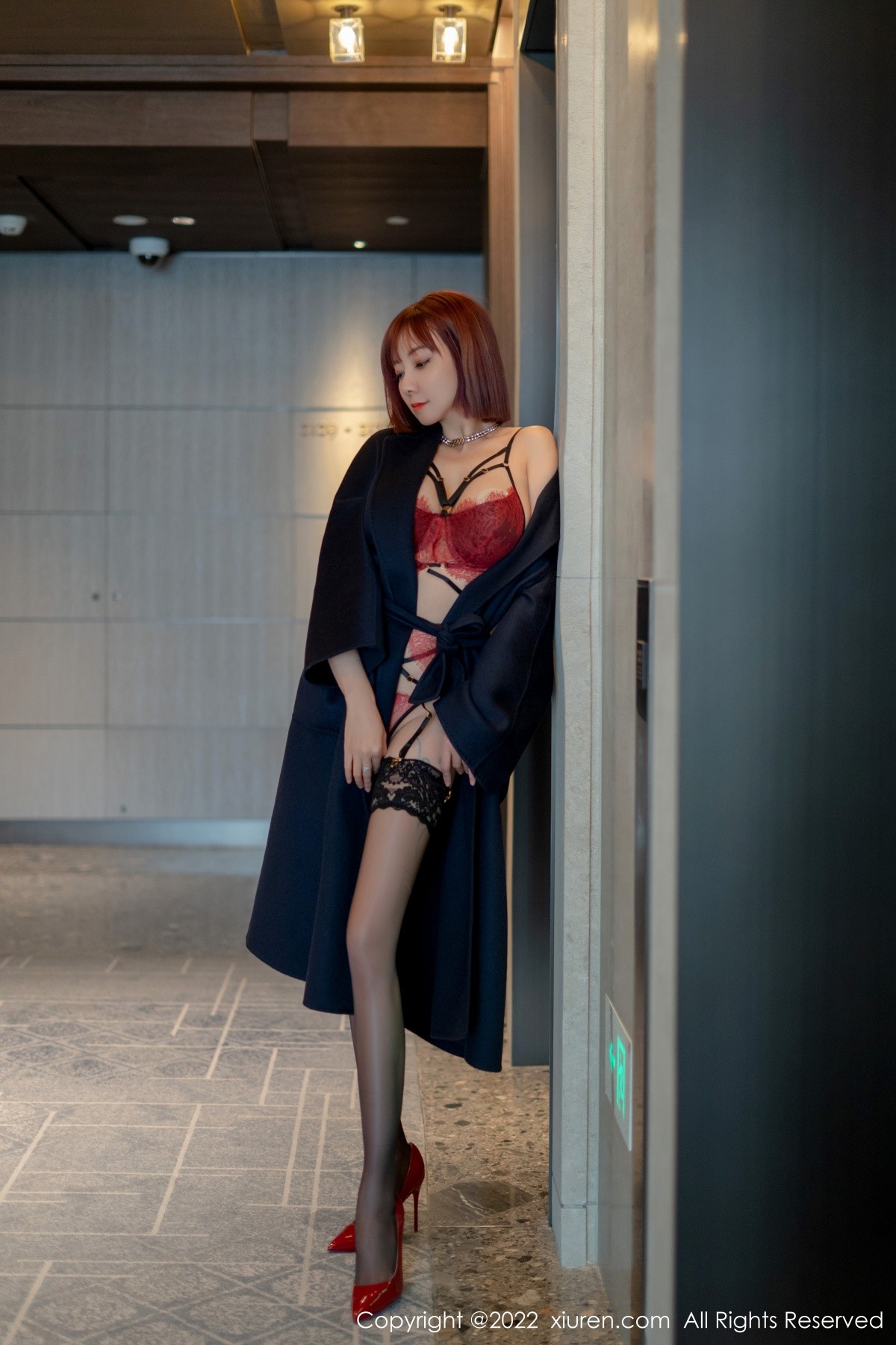 xgyw.top_XiuRen第4886期_御姐果儿Victoria西双版纳旅拍半脱露蕾丝内衣黑丝吊袜诱惑写真53P