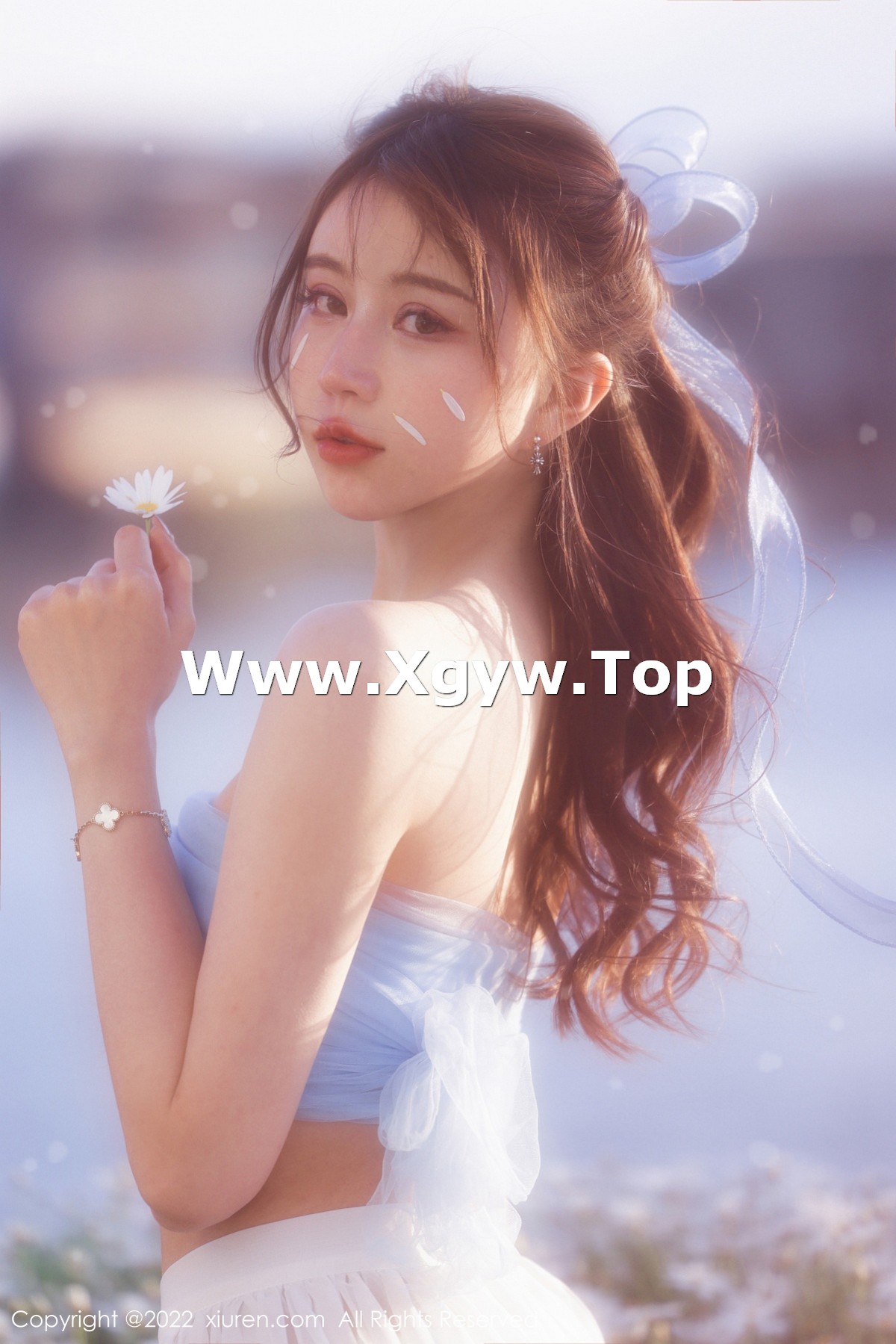 xgyw.top_XiuRen第4888期_模特tina_甜仔大理旅拍户外蓝色服饰配白长裙秀凹凸身材诱惑写真45P