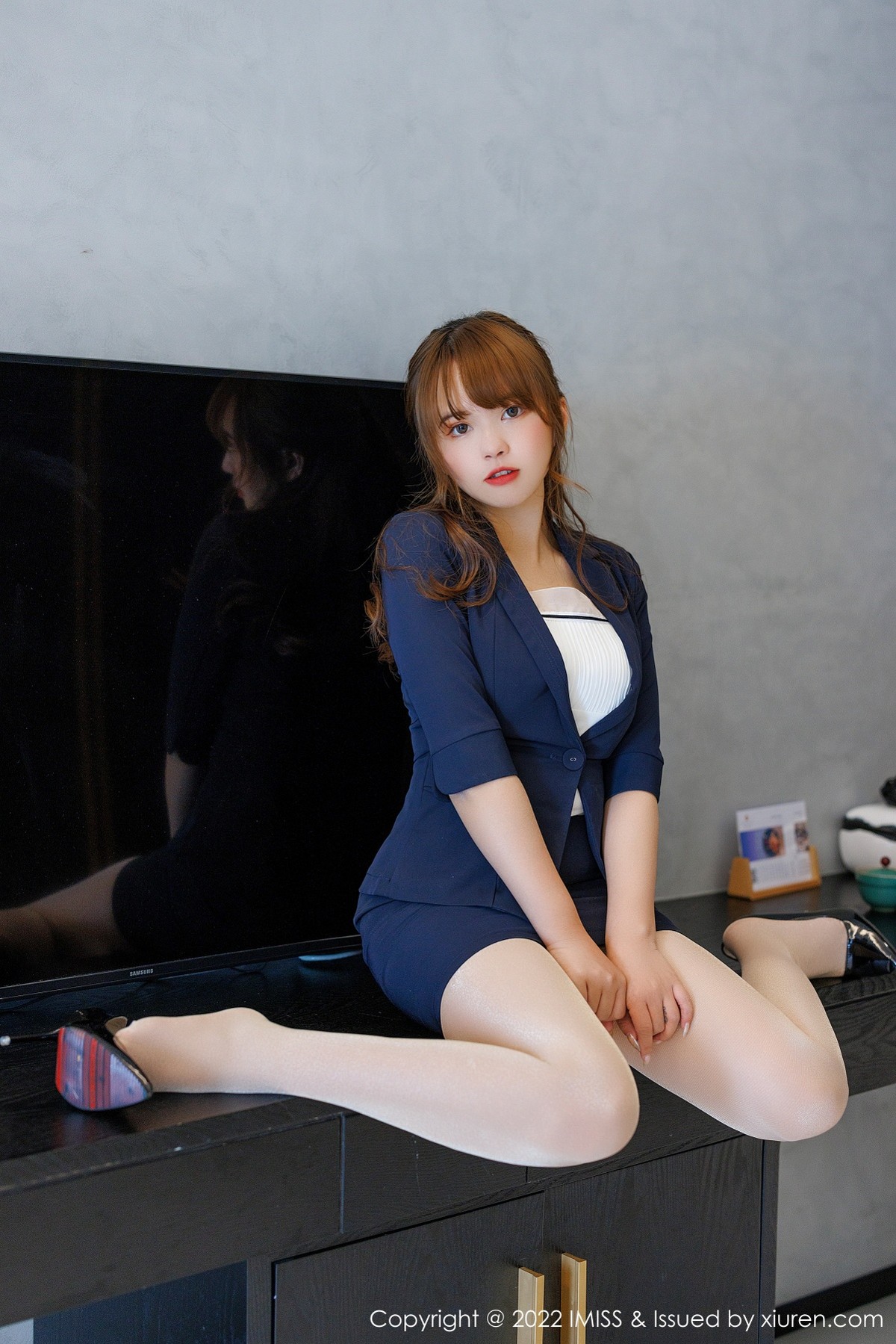 xgyw.top_[IMISS爱蜜社]Vol.678_模特张思允Nice云南心愿脱蓝色OL制服露紫色内衣撩人诱惑写真59P
