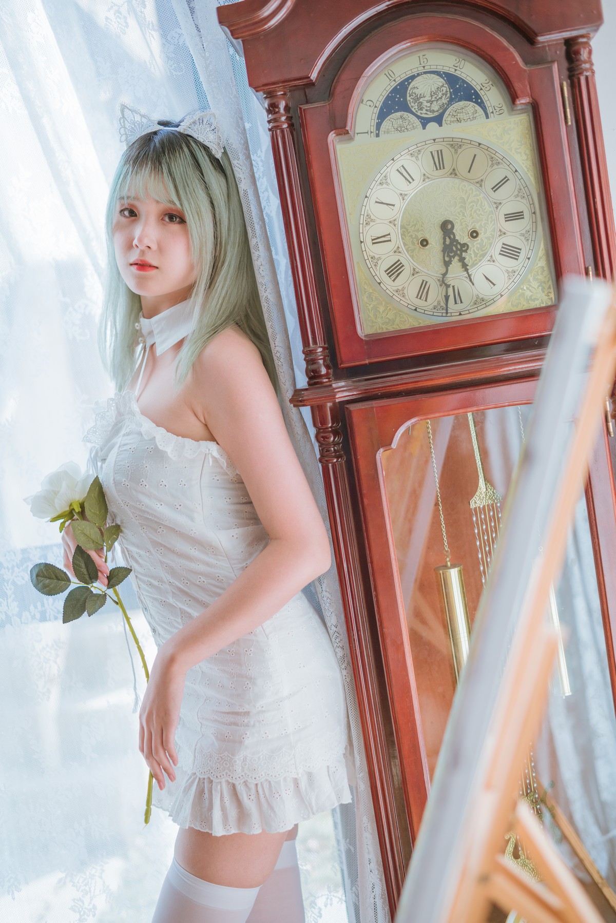 xgyw.top_Coser美女Akisoso秋楚楚复古主题私房性感白色吊裙配白丝袜秀美腿性感写真27P