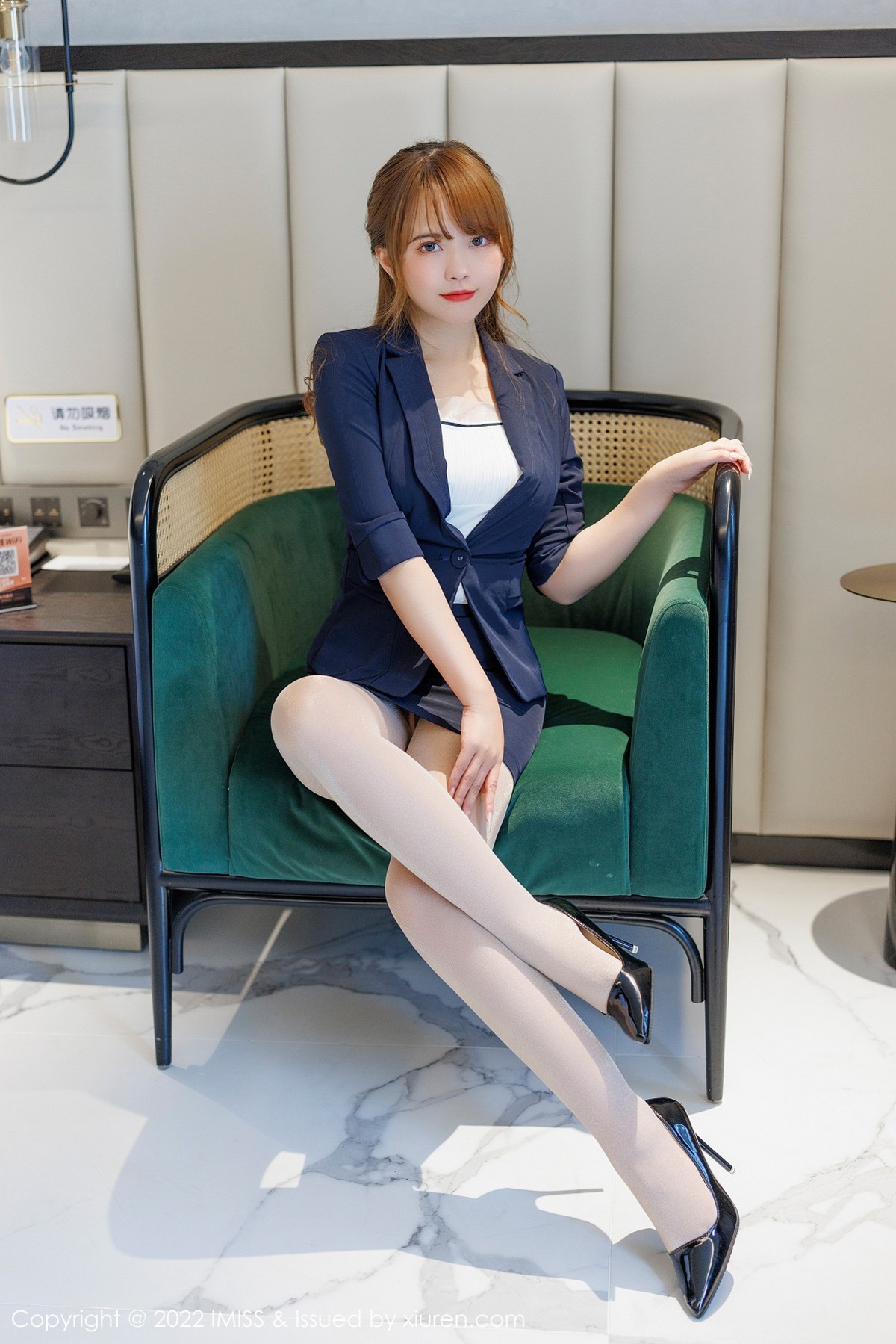 xgyw.top_[IMISS爱蜜社]Vol.678_模特张思允Nice云南心愿脱蓝色OL制服露紫色内衣撩人诱惑写真59P