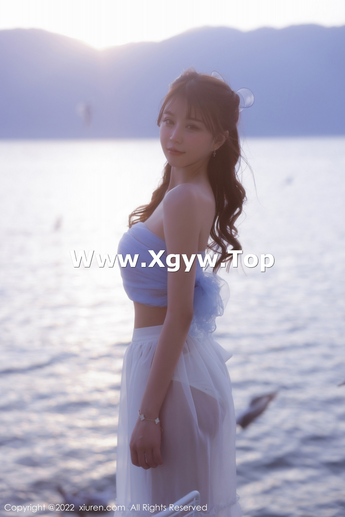 xgyw.top_XiuRen第4888期_模特tina_甜仔大理旅拍户外蓝色服饰配白长裙秀凹凸身材诱惑写真45P