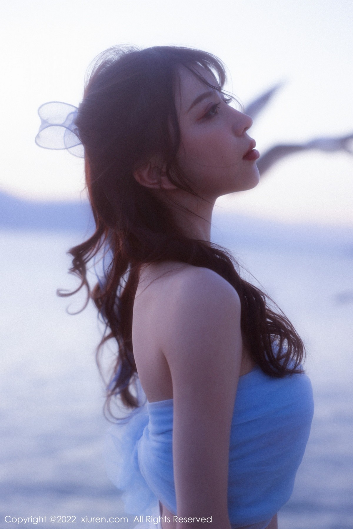 xgyw.top_XiuRen第4888期_模特tina_甜仔大理旅拍户外蓝色服饰配白长裙秀凹凸身材诱惑写真45P