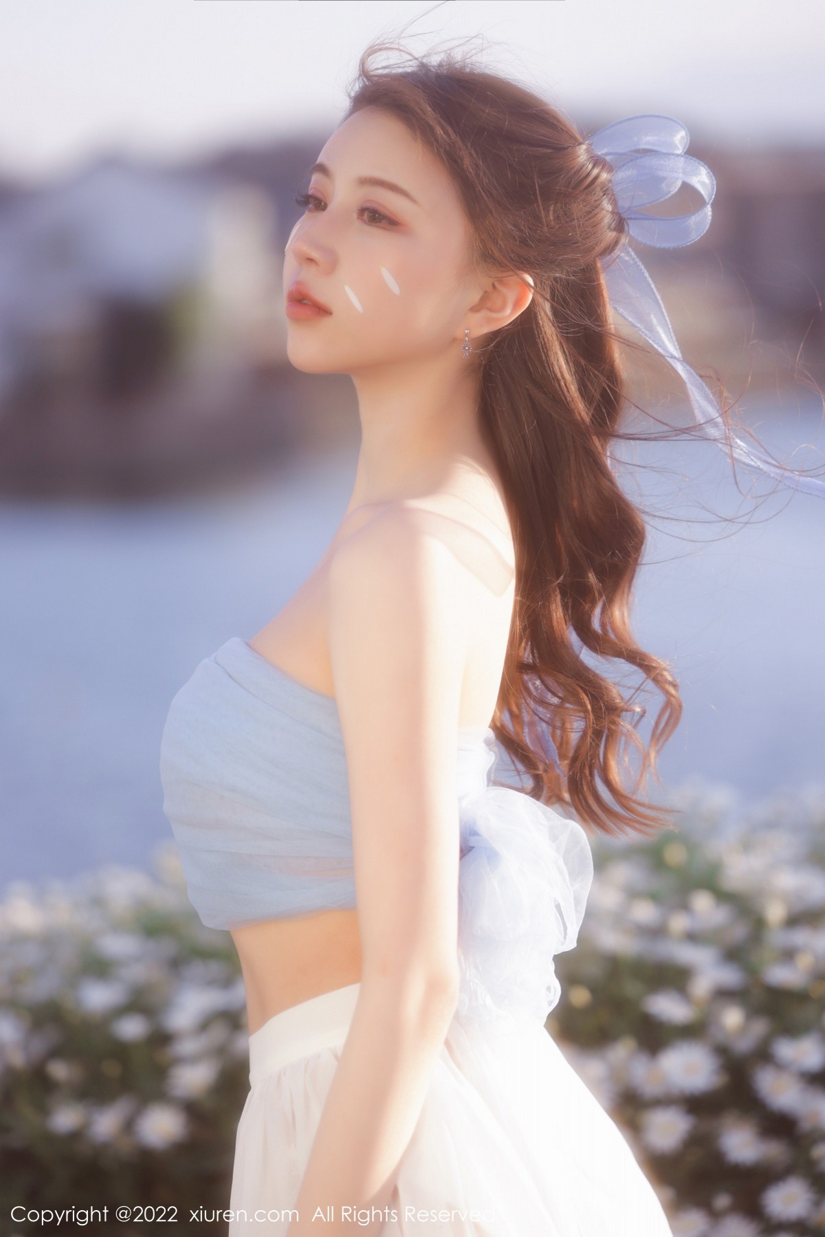 xgyw.top_XiuRen第4888期_模特tina_甜仔大理旅拍户外蓝色服饰配白长裙秀凹凸身材诱惑写真45P
