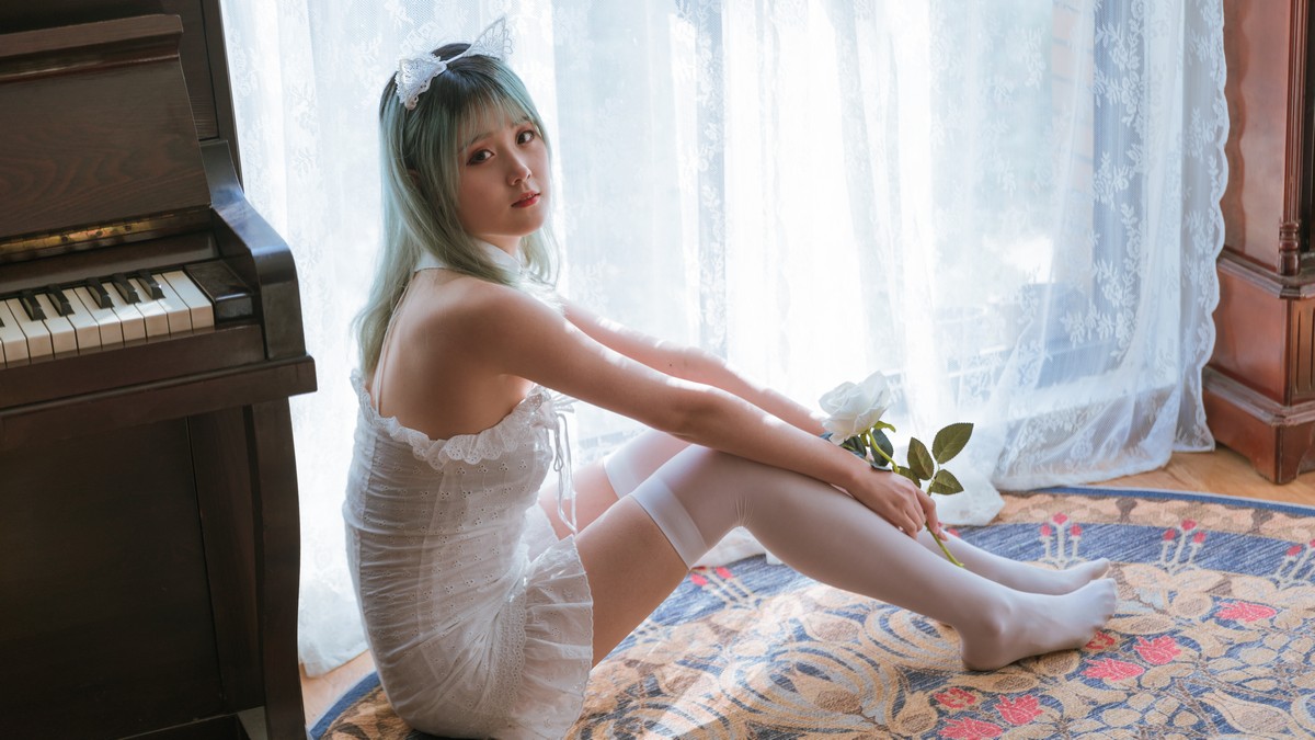 xgyw.top_Coser美女Akisoso秋楚楚复古主题私房性感白色吊裙配白丝袜秀美腿性感写真27P
