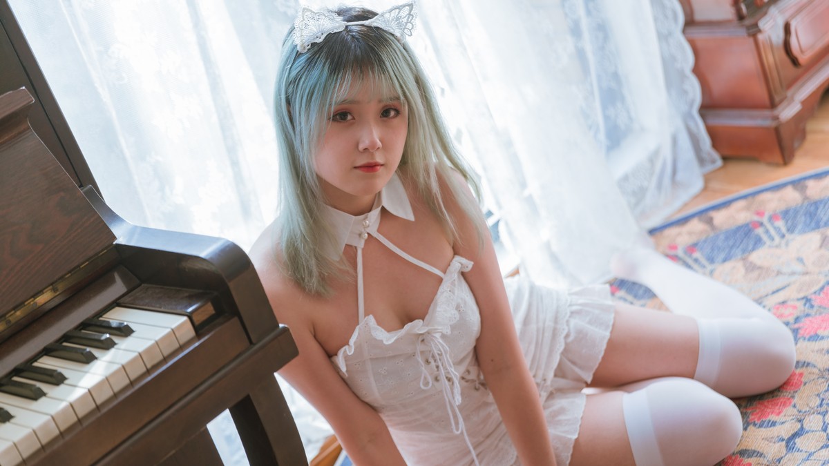 xgyw.top_Coser美女Akisoso秋楚楚复古主题私房性感白色吊裙配白丝袜秀美腿性感写真27P
