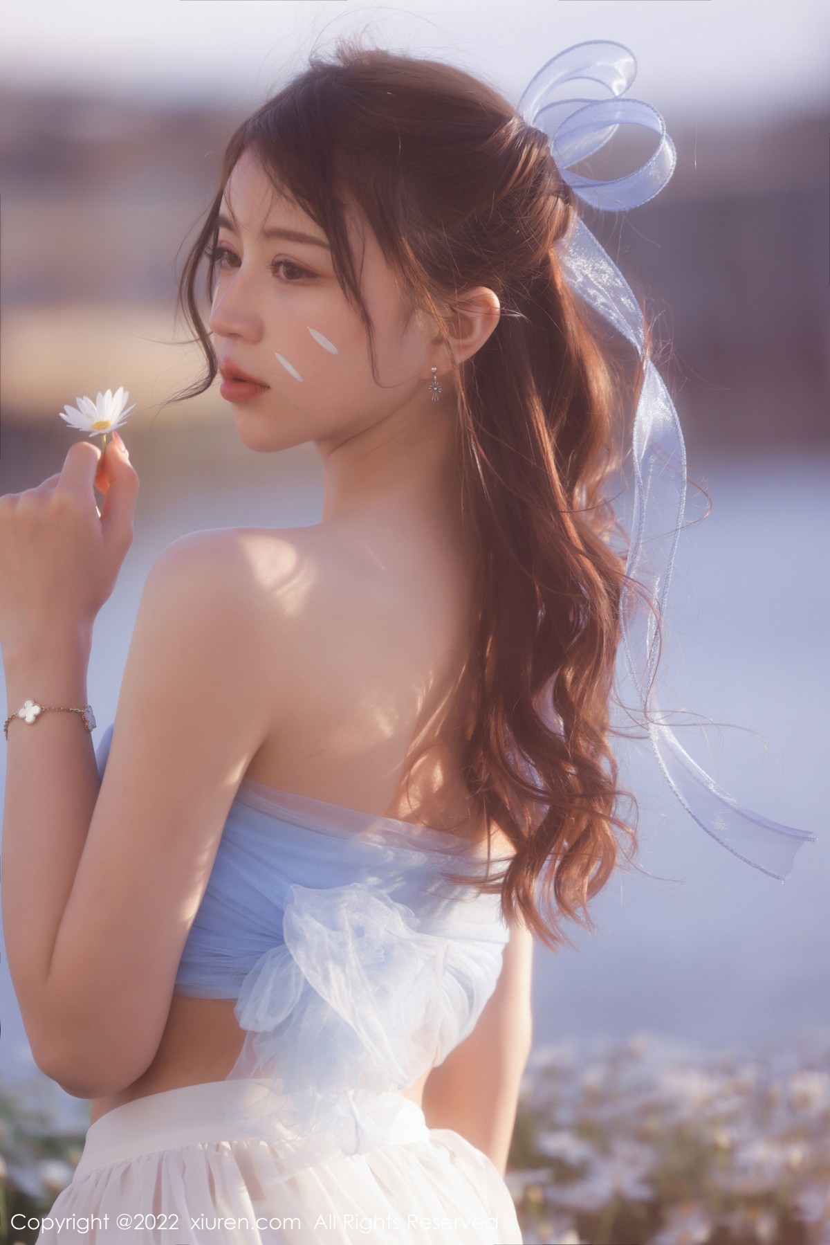 xgyw.top_XiuRen第4888期_模特tina_甜仔大理旅拍户外蓝色服饰配白长裙秀凹凸身材诱惑写真45P