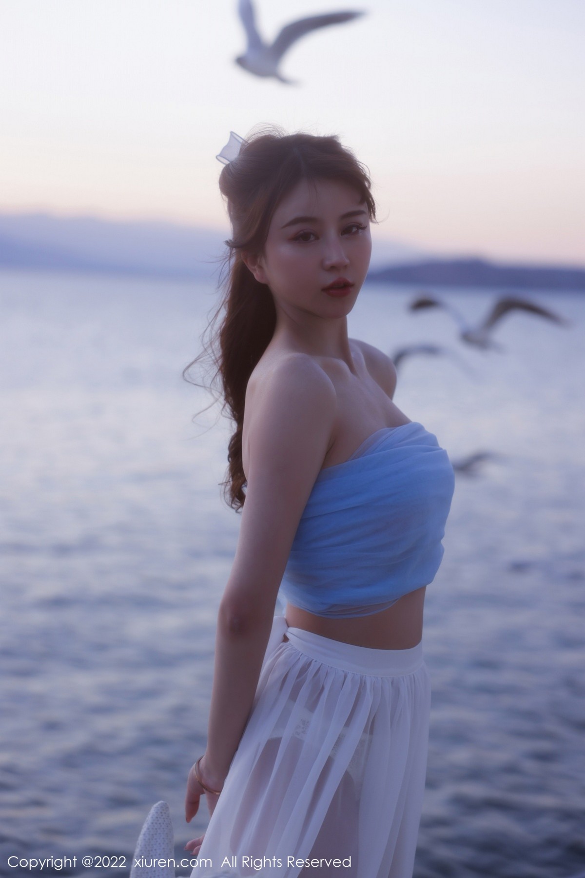 xgyw.top_XiuRen第4888期_模特tina_甜仔大理旅拍户外蓝色服饰配白长裙秀凹凸身材诱惑写真45P