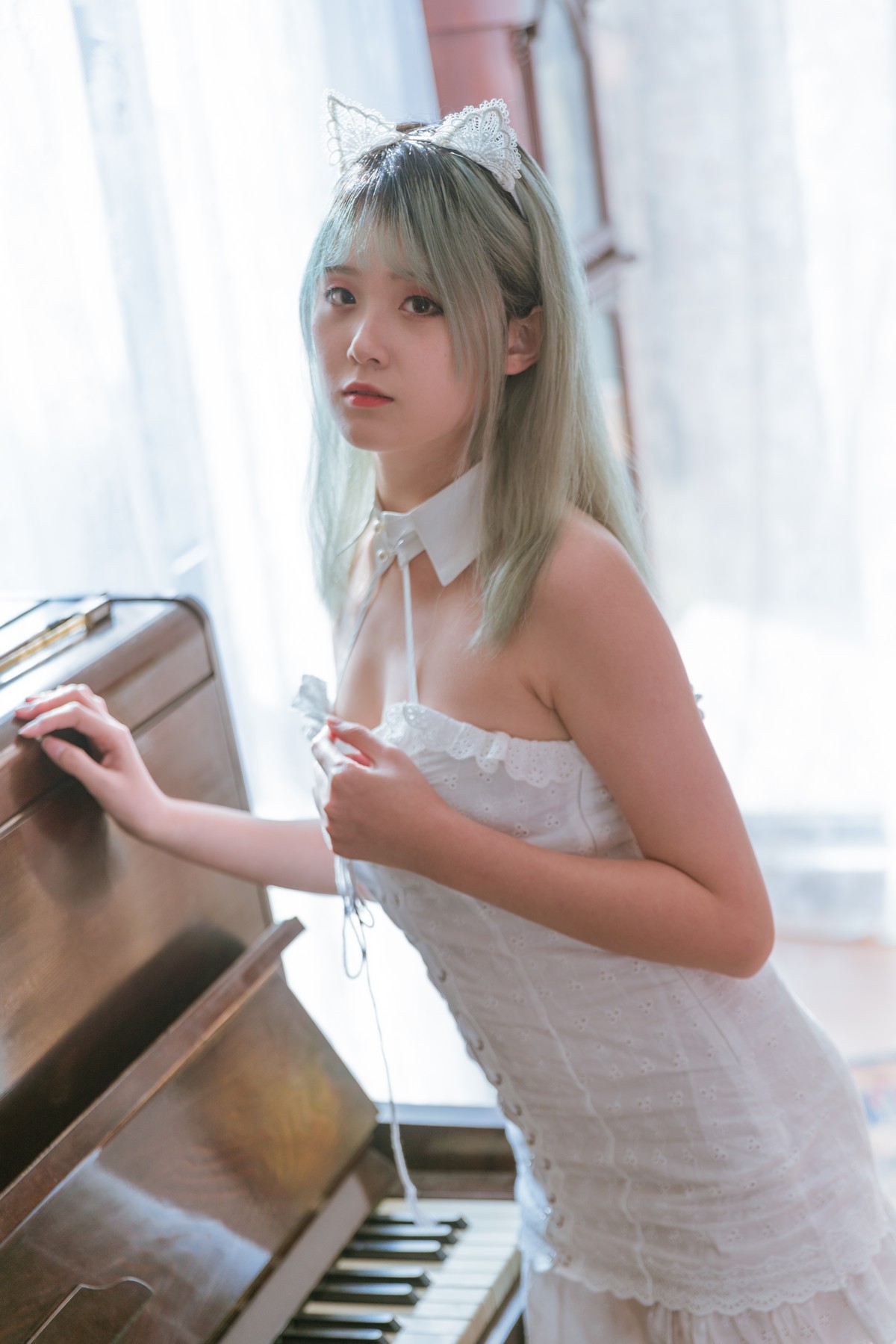 xgyw.top_Coser美女Akisoso秋楚楚复古主题私房性感白色吊裙配白丝袜秀美腿性感写真27P