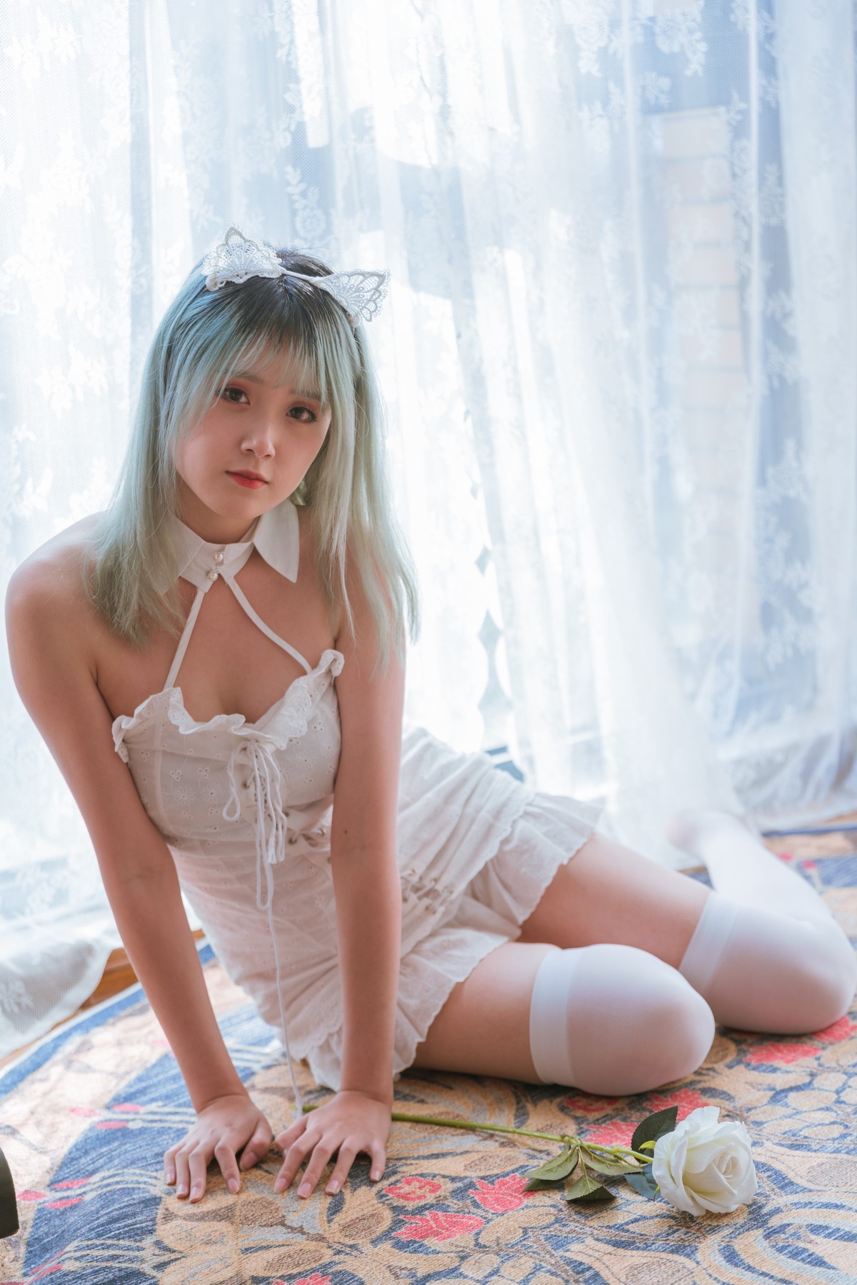xgyw.top_Coser美女Akisoso秋楚楚复古主题私房性感白色吊裙配白丝袜秀美腿性感写真27P