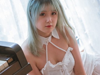 Coser青春美女Akisoso秋楚楚复古主题私人性感白色吊裙配白丝袜秀美腿性感写真27P