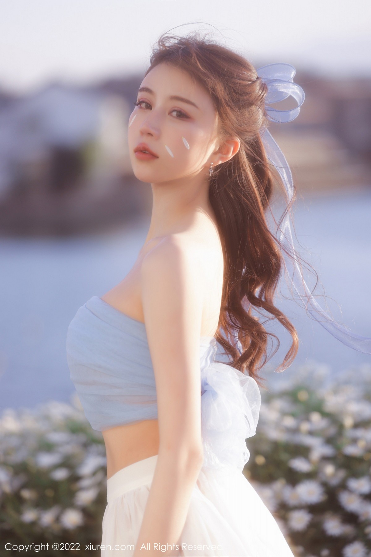 xgyw.top_XiuRen第4888期_模特tina_甜仔大理旅拍户外蓝色服饰配白长裙秀凹凸身材诱惑写真45P