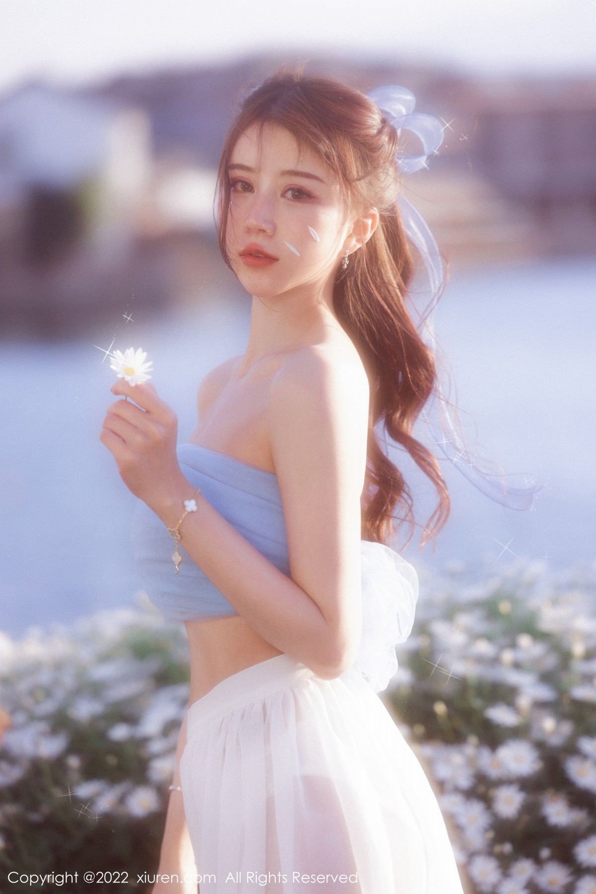 xgyw.top_XiuRen第4888期_模特tina_甜仔大理旅拍户外蓝色服饰配白长裙秀凹凸身材诱惑写真45P