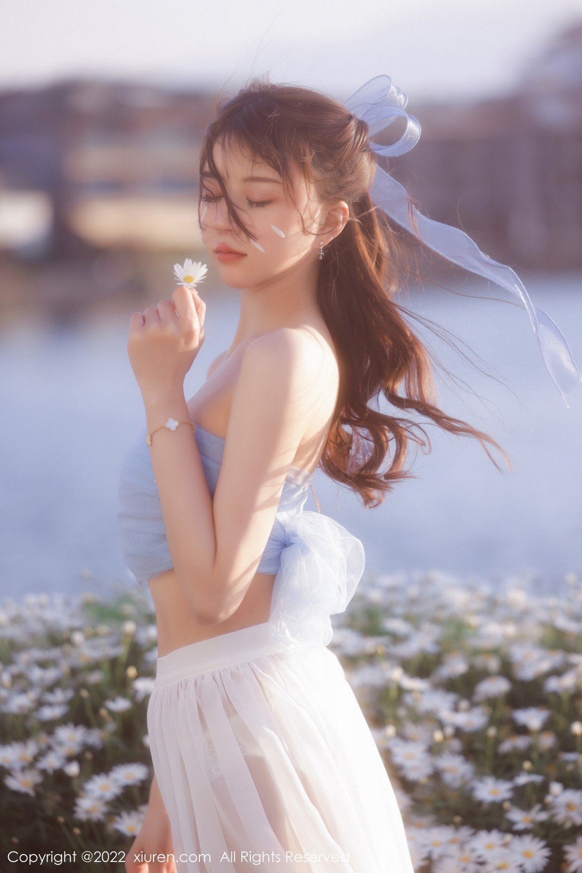 xgyw.top_XiuRen第4888期_模特tina_甜仔大理旅拍户外蓝色服饰配白长裙秀凹凸身材诱惑写真45P