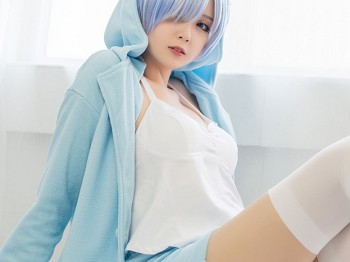 Coser青春美女Akisoso秋楚楚蕾姆睡衣主题床上绒毛睡衣配白丝袜秀美腿骚扰写真40P