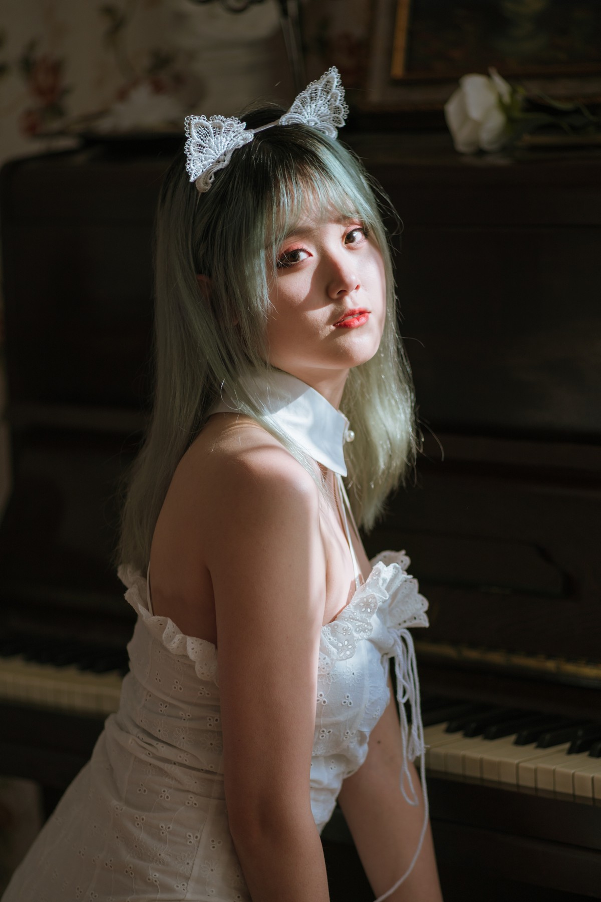 xgyw.top_Coser美女Akisoso秋楚楚复古主题私房性感白色吊裙配白丝袜秀美腿性感写真27P