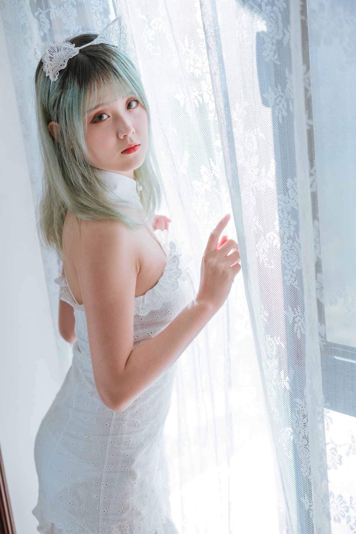 xgyw.top_Coser美女Akisoso秋楚楚复古主题私房性感白色吊裙配白丝袜秀美腿性感写真27P