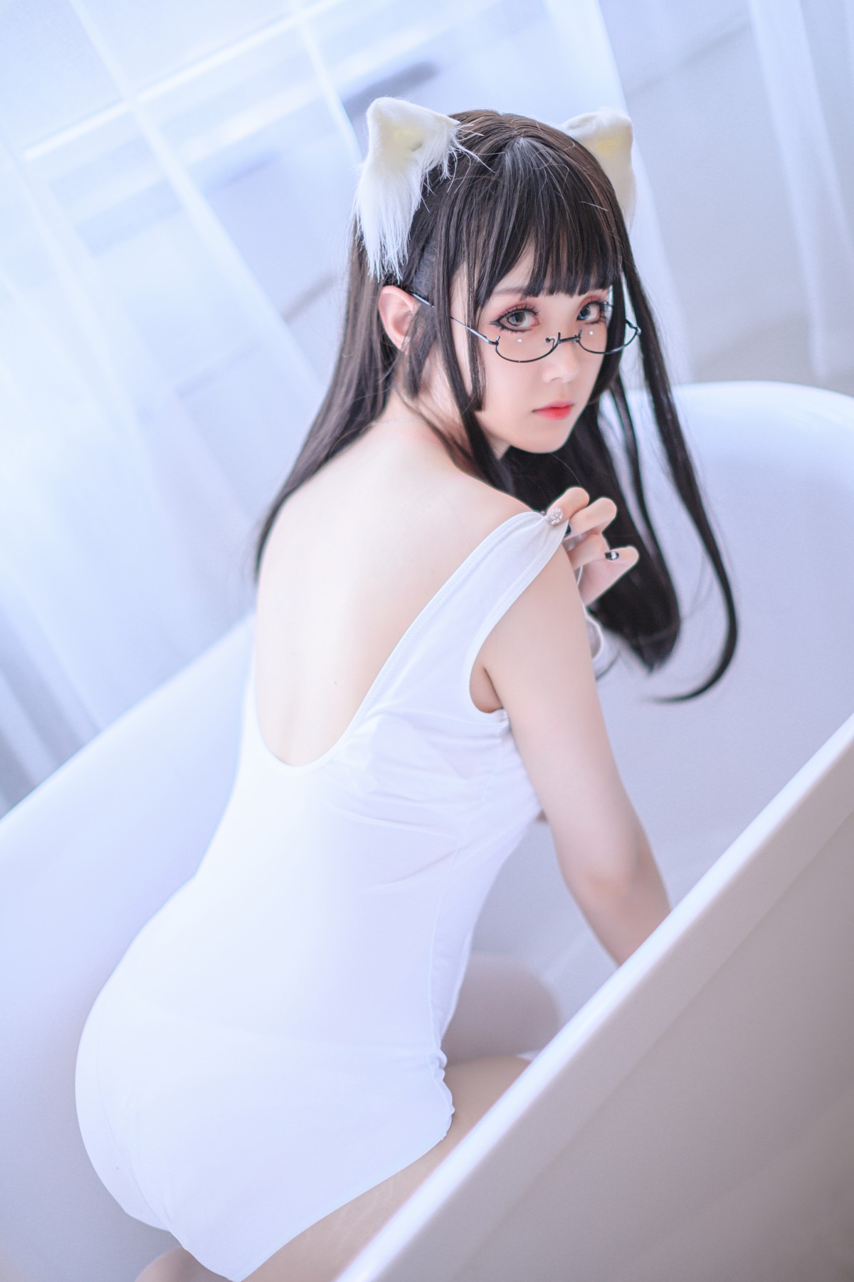 xgyw.top_Coser美女Akisoso秋楚楚死库水主题私房性感白色死库水配白丝袜迷人诱惑写真40P