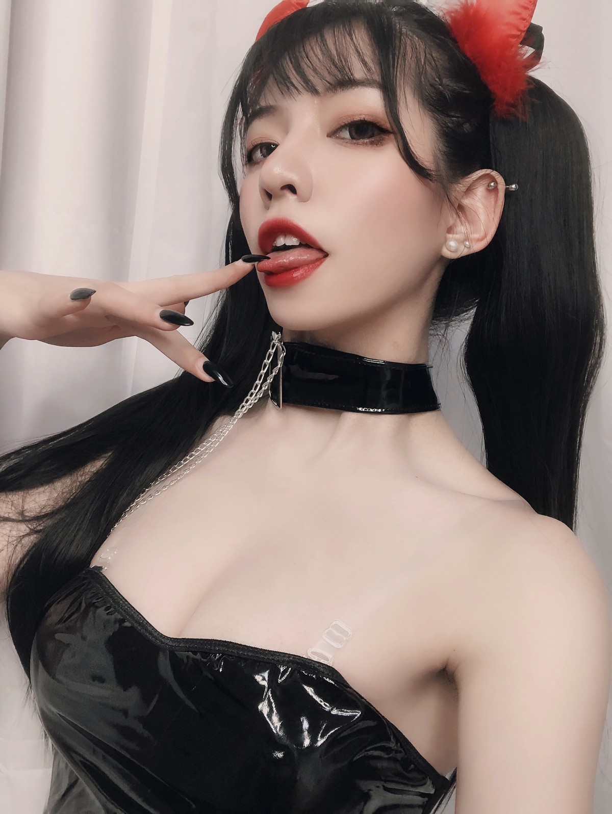 xgyw.top_动漫博主Kettoe小恶魔主题私房性感黑色吊带露背皮裙秀翘臀美腿撩人诱惑写真36P