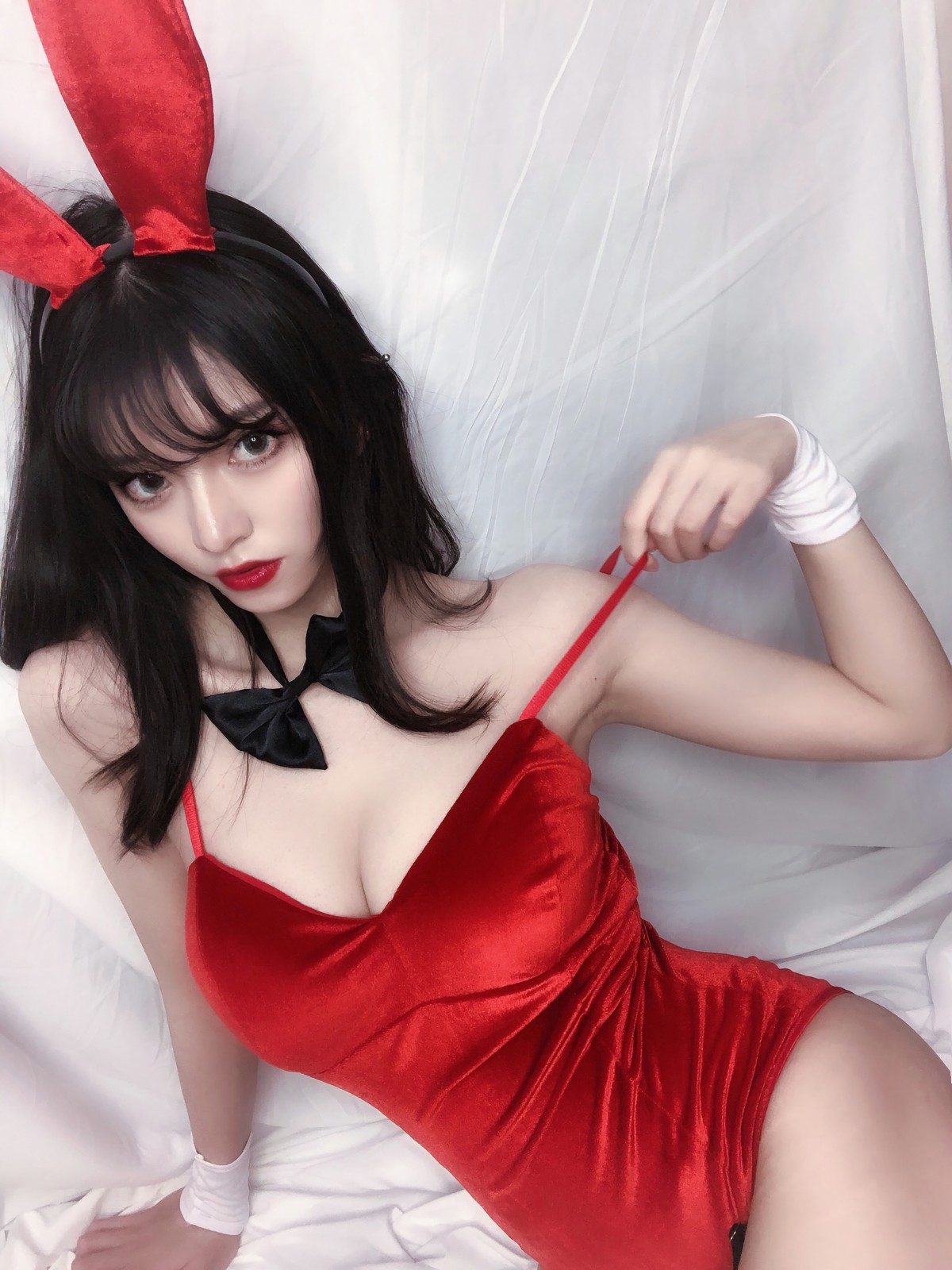 xgyw.top_动漫博主Kettoe红丝绒兔女郎主题私房性感红色深V吊带配蕾丝吊袜迷人诱惑写真64P