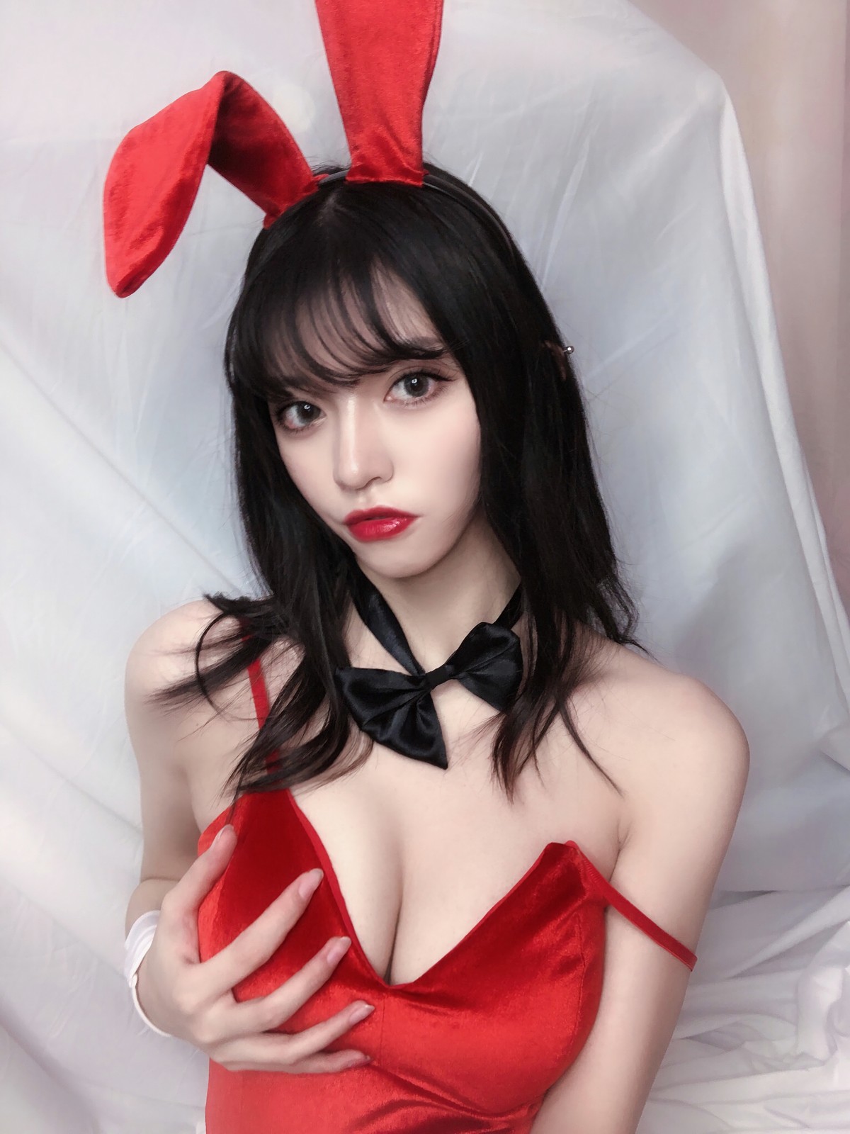 xgyw.top_动漫博主Kettoe红丝绒兔女郎主题私房性感红色深V吊带配蕾丝吊袜迷人诱惑写真64P