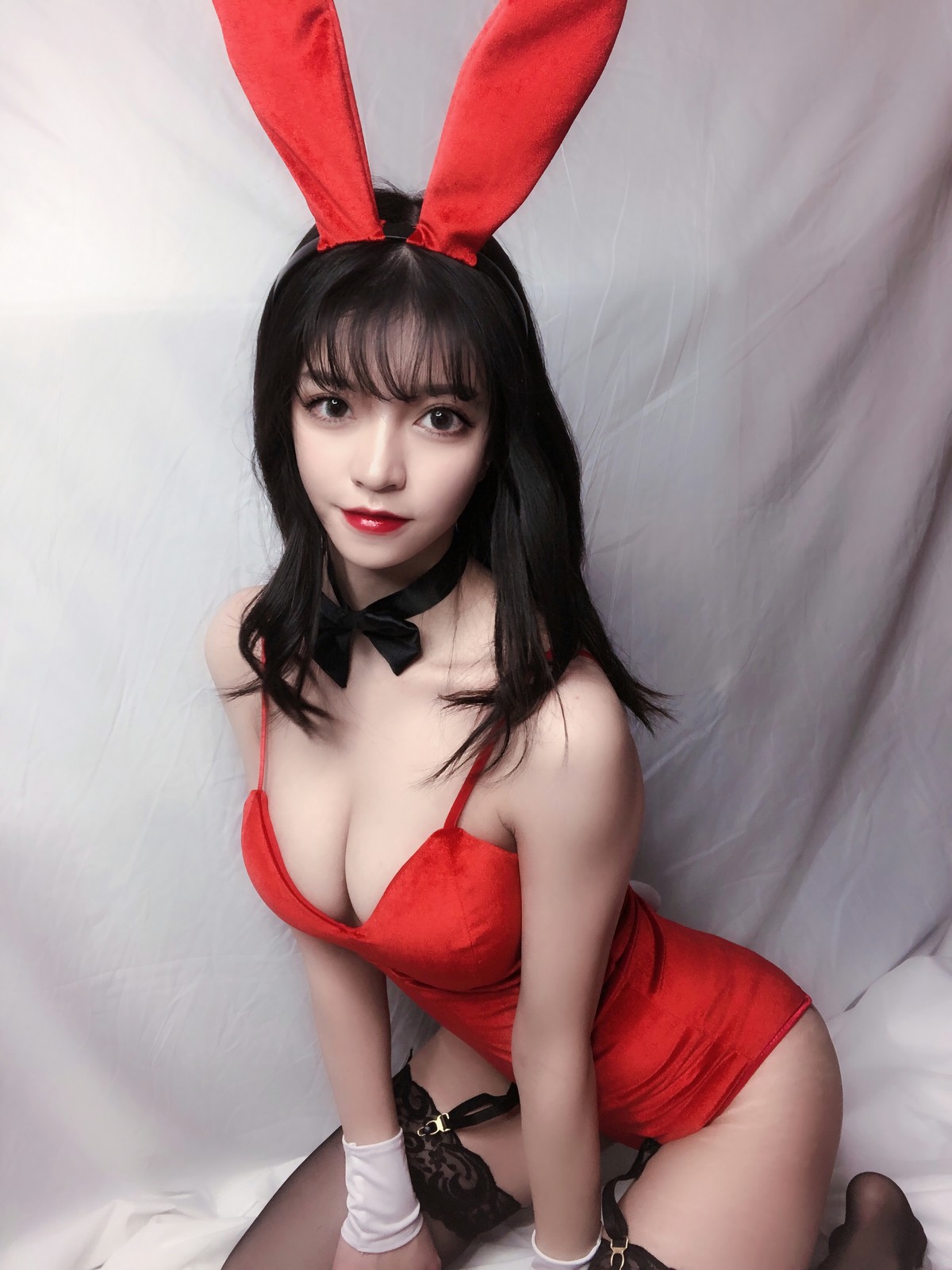 xgyw.top_动漫博主Kettoe红丝绒兔女郎主题私房性感红色深V吊带配蕾丝吊袜迷人诱惑写真64P