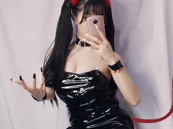 动漫博主Kettoe小恶魔主题私人性感黑色吊带露背皮裙秀蜜桃臀美腿撩人骚扰写真36P