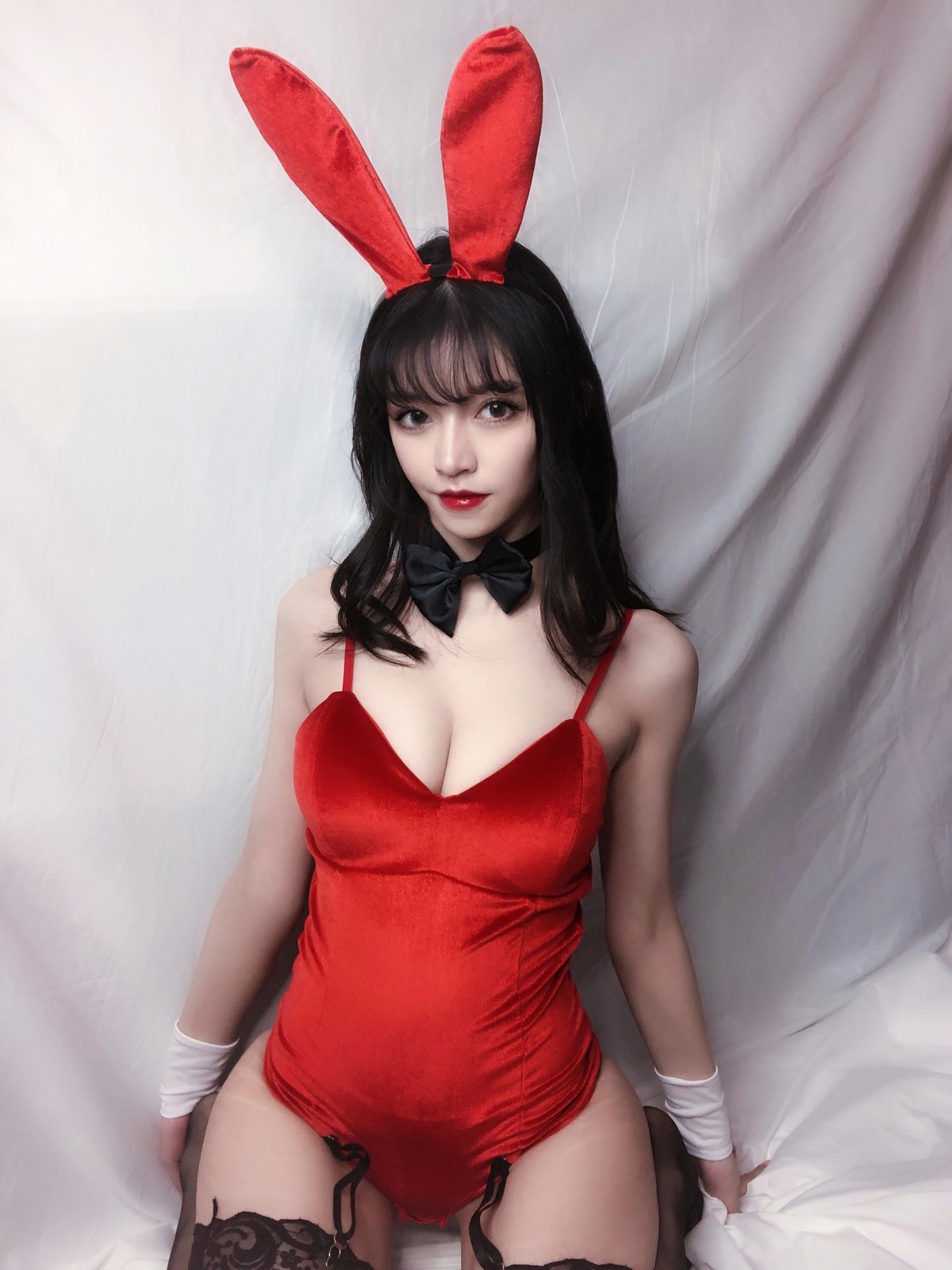 xgyw.top_动漫博主Kettoe红丝绒兔女郎主题私房性感红色深V吊带配蕾丝吊袜迷人诱惑写真64P