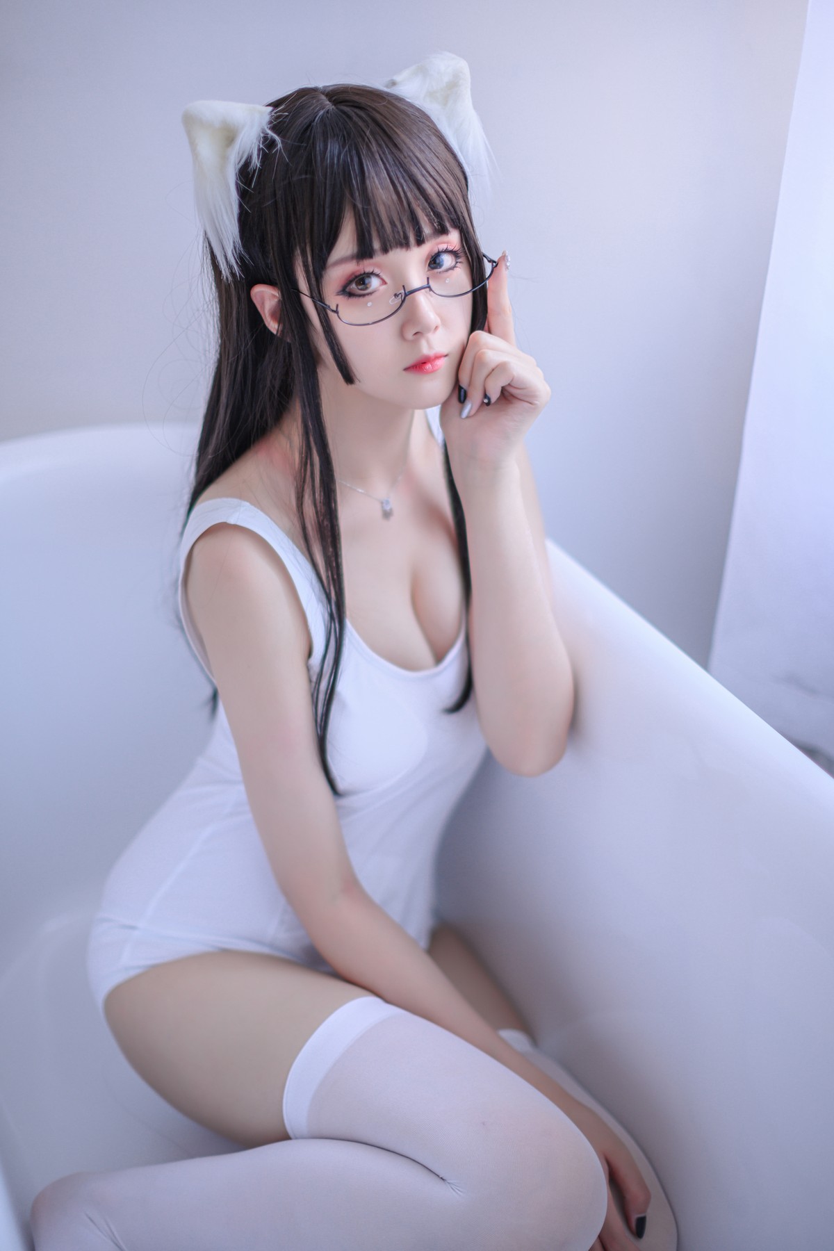 xgyw.top_Coser美女Akisoso秋楚楚死库水主题私房性感白色死库水配白丝袜迷人诱惑写真40P