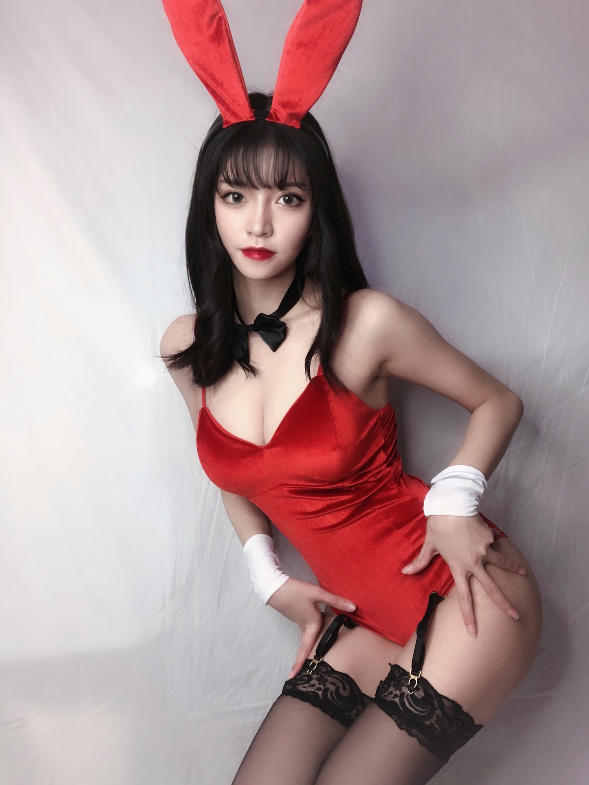 xgyw.top_动漫博主Kettoe红丝绒兔女郎主题私房性感红色深V吊带配蕾丝吊袜迷人诱惑写真64P