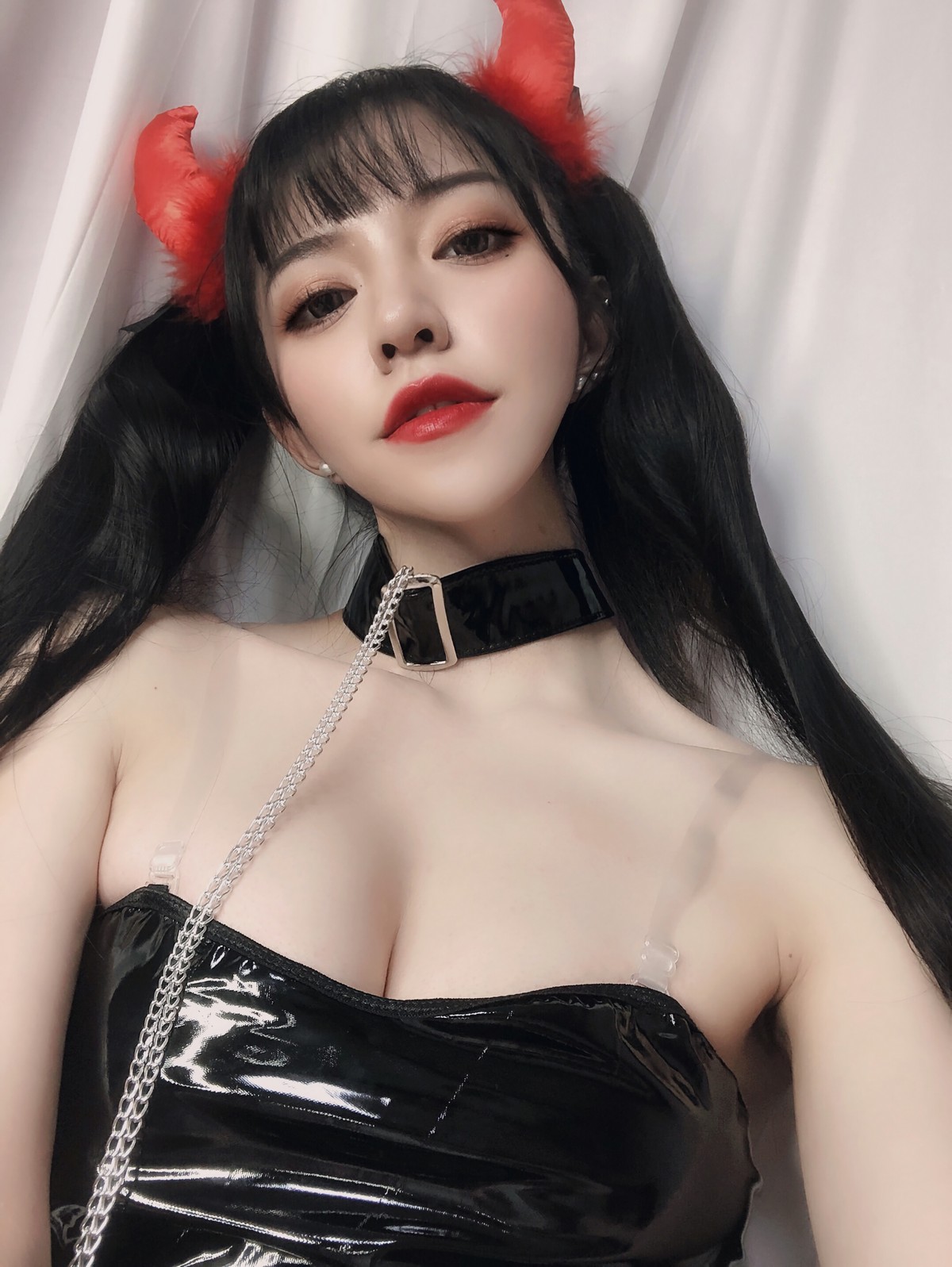 xgyw.top_动漫博主Kettoe小恶魔主题私房性感黑色吊带露背皮裙秀翘臀美腿撩人诱惑写真36P