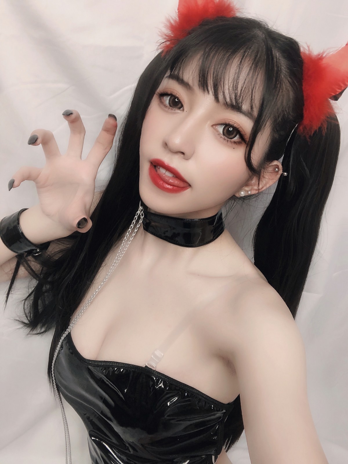 xgyw.top_动漫博主Kettoe小恶魔主题私房性感黑色吊带露背皮裙秀翘臀美腿撩人诱惑写真36P
