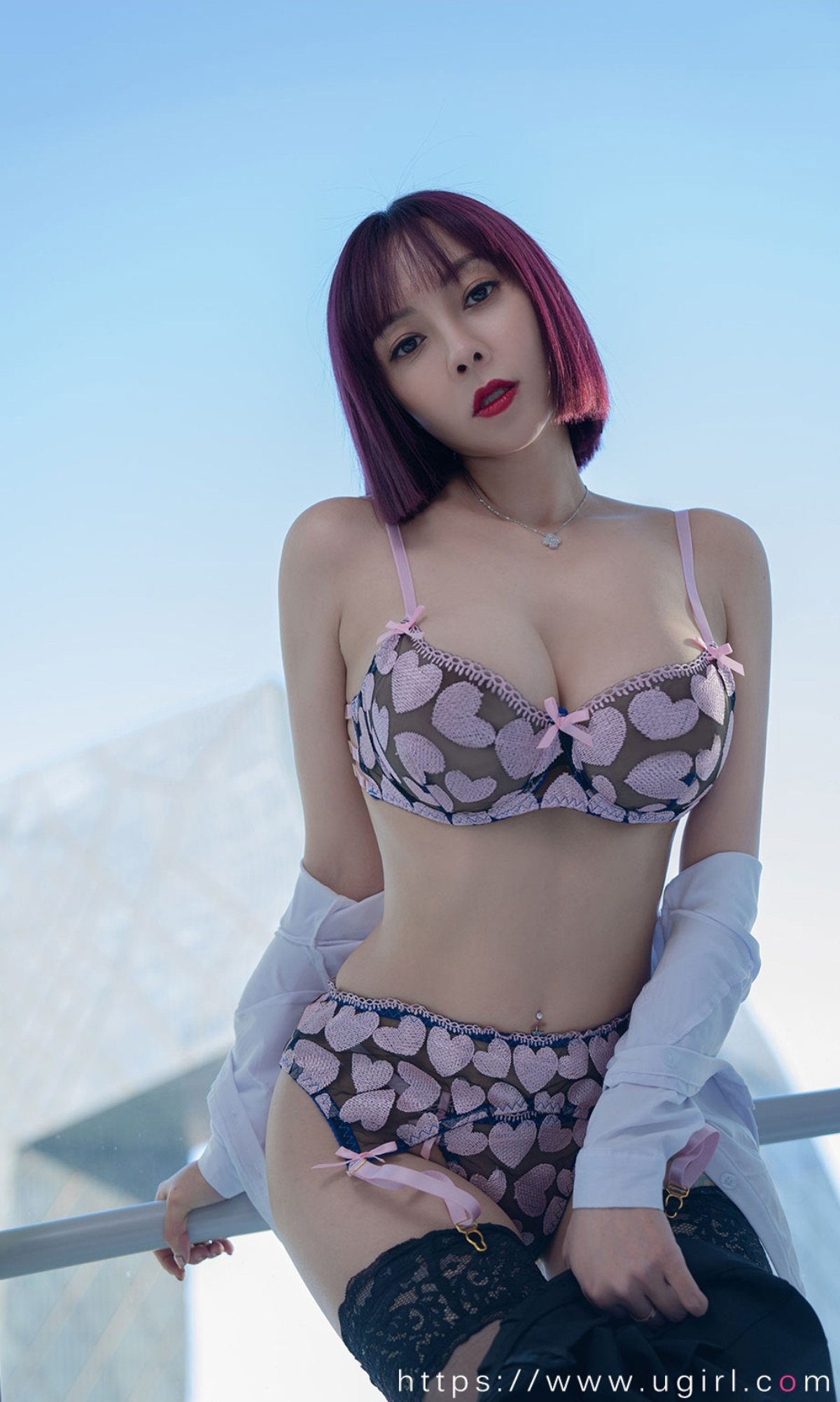 xgyw.top_[Ugirls爱尤物]No.2320_模特果儿Victoria脱白衬衣黑短裙露性感内衣配黑丝吊袜诱惑写真35P