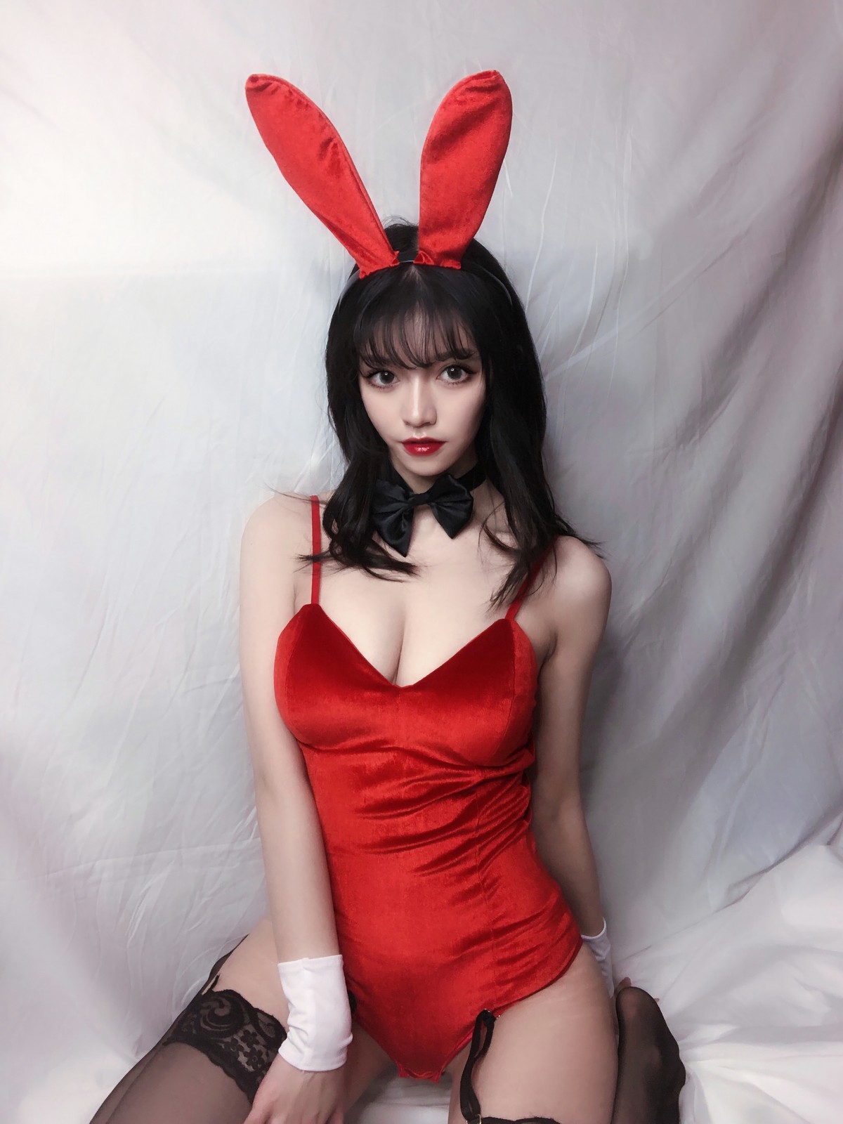 xgyw.top_动漫博主Kettoe红丝绒兔女郎主题私房性感红色深V吊带配蕾丝吊袜迷人诱惑写真64P