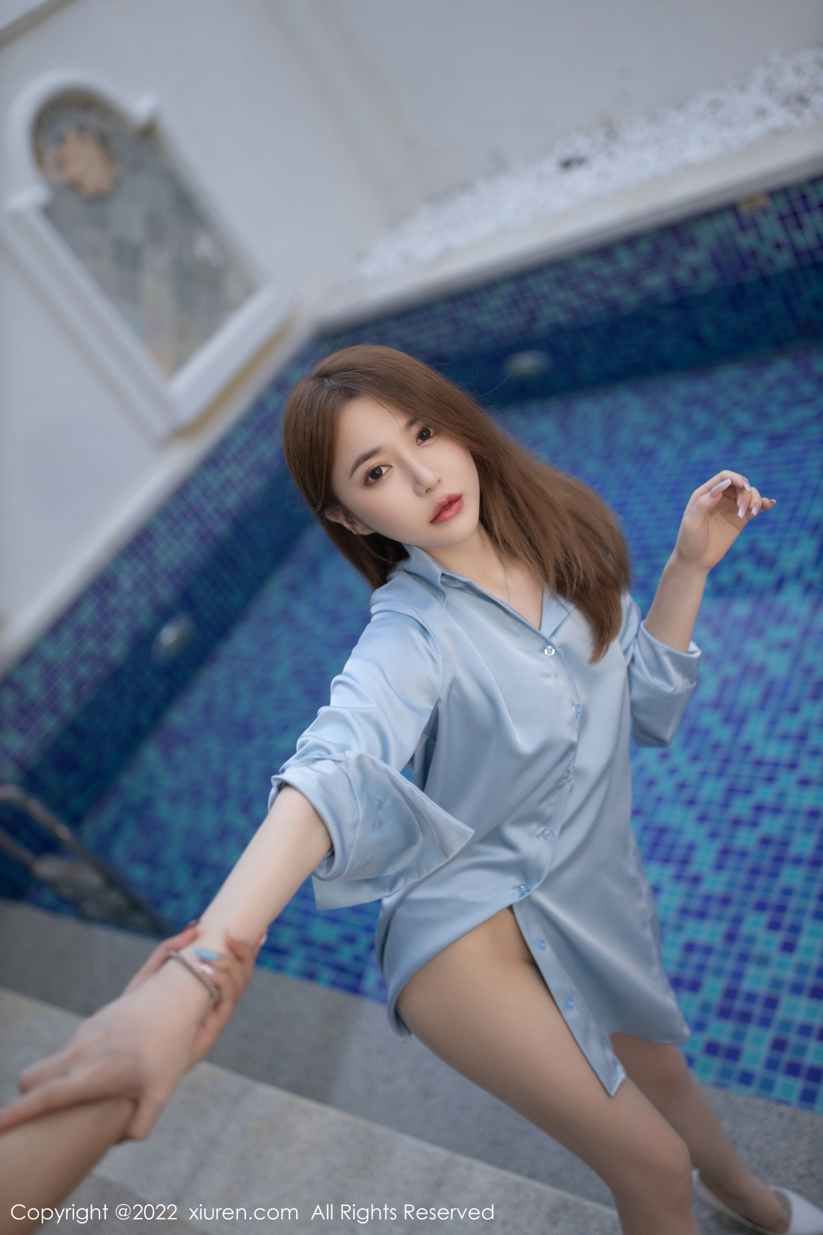 xgyw.top_XiuRen第4911期_模特鱼子酱Fish三亚旅拍天蓝色衬衫配无内肉丝极致诱惑写真80P