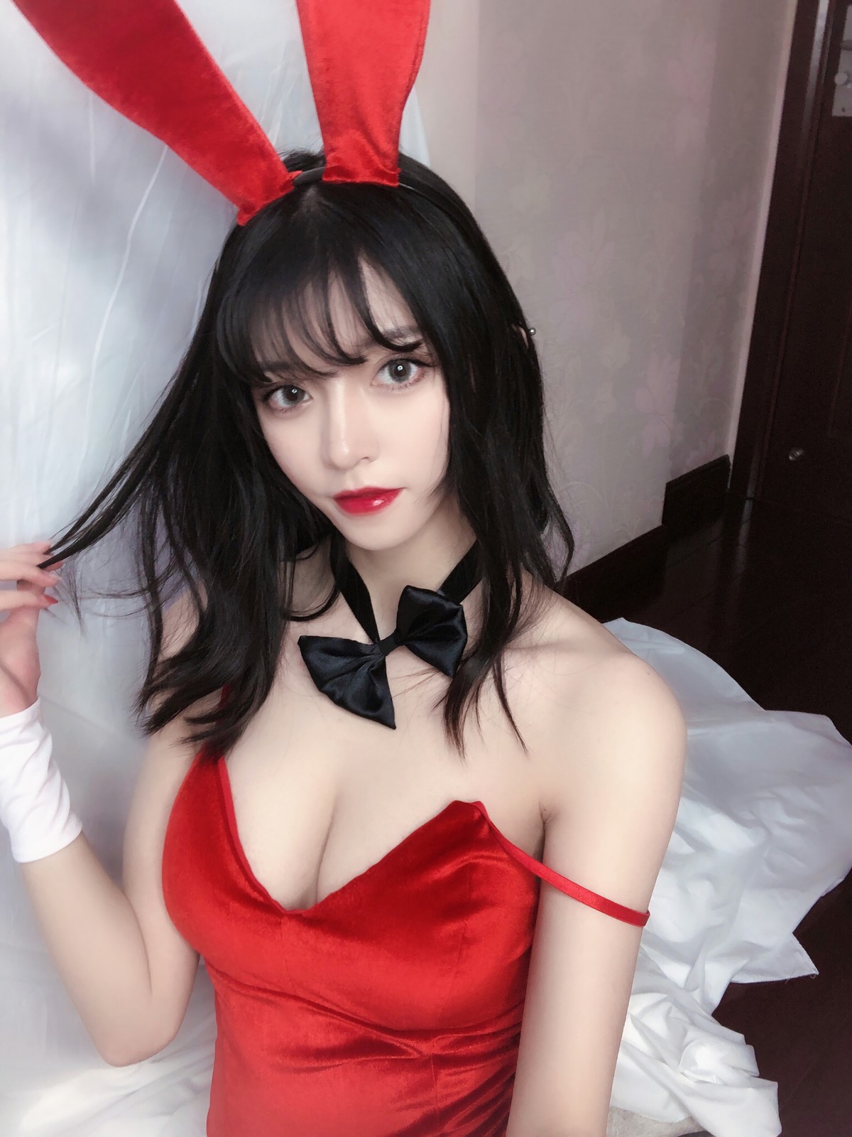 xgyw.top_动漫博主Kettoe红丝绒兔女郎主题私房性感红色深V吊带配蕾丝吊袜迷人诱惑写真64P