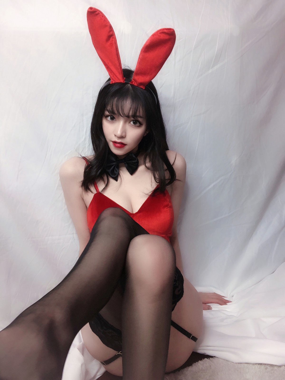 xgyw.top_动漫博主Kettoe红丝绒兔女郎主题私房性感红色深V吊带配蕾丝吊袜迷人诱惑写真64P