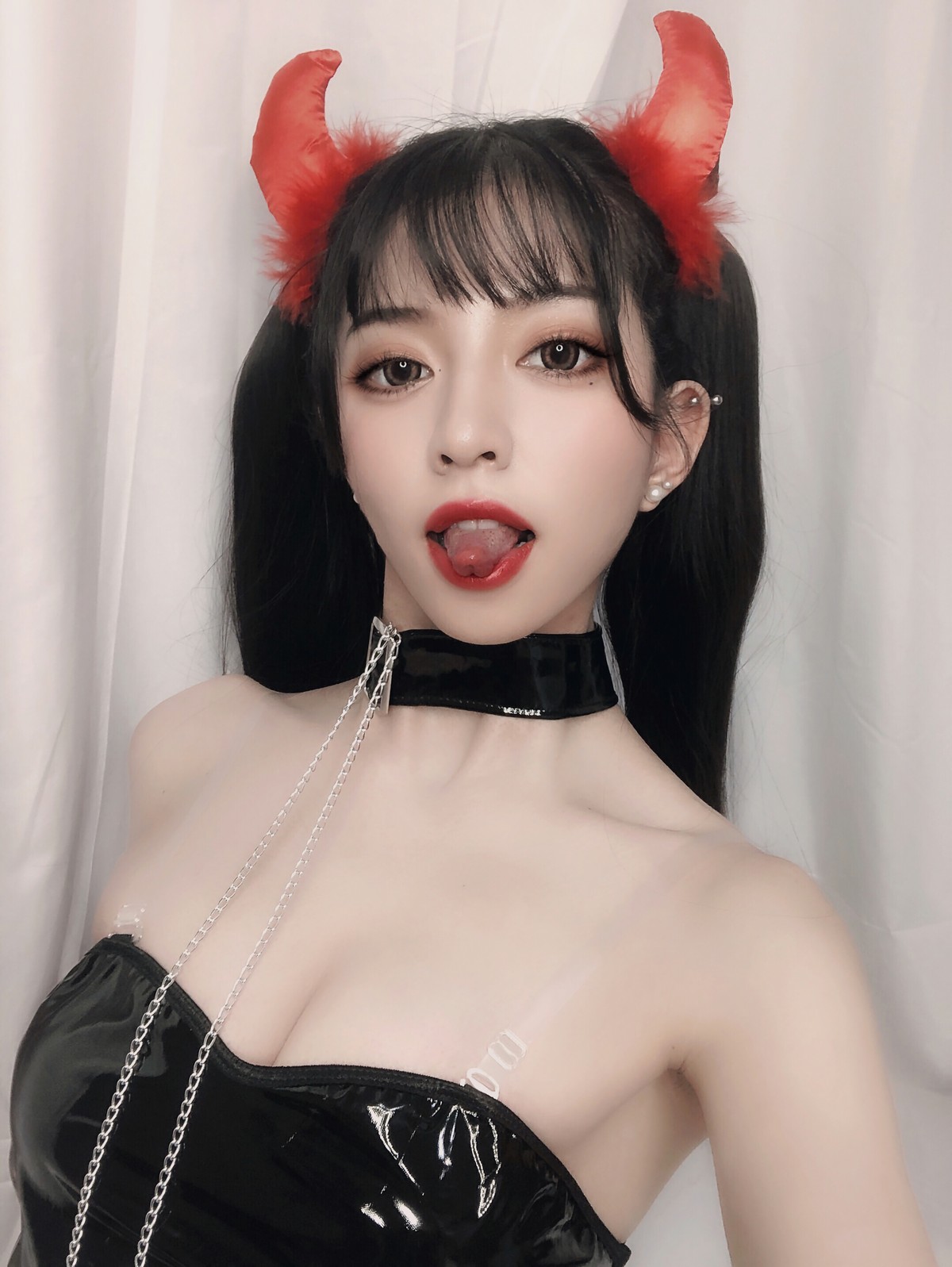 xgyw.top_动漫博主Kettoe小恶魔主题私房性感黑色吊带露背皮裙秀翘臀美腿撩人诱惑写真36P