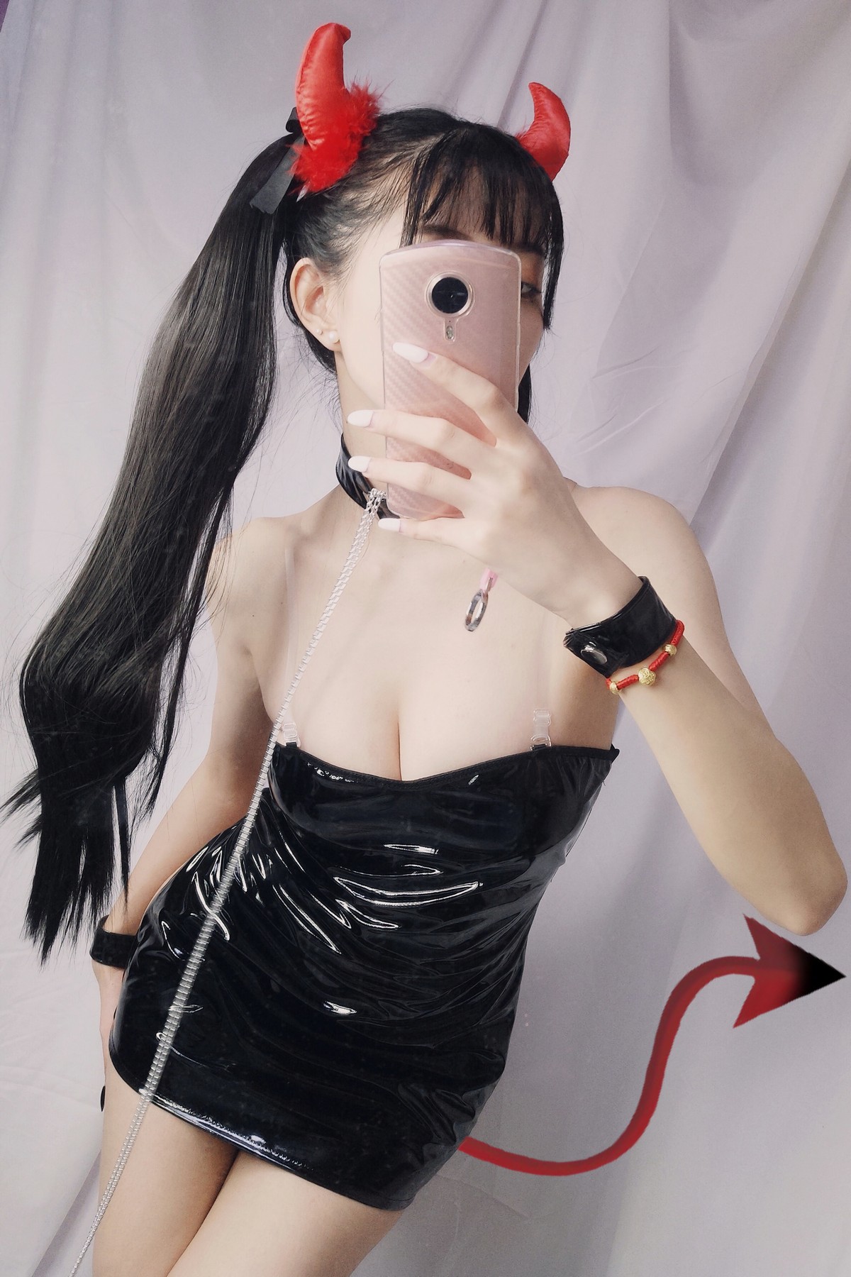 xgyw.top_动漫博主Kettoe小恶魔主题私房性感黑色吊带露背皮裙秀翘臀美腿撩人诱惑写真36P