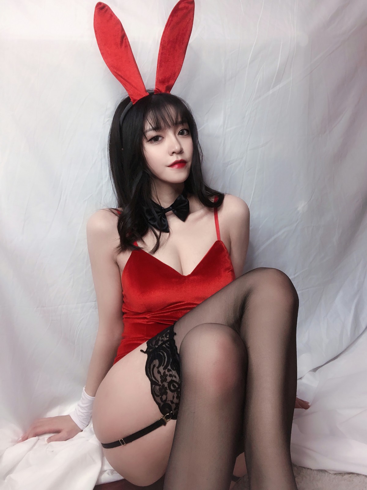 xgyw.top_动漫博主Kettoe红丝绒兔女郎主题私房性感红色深V吊带配蕾丝吊袜迷人诱惑写真64P