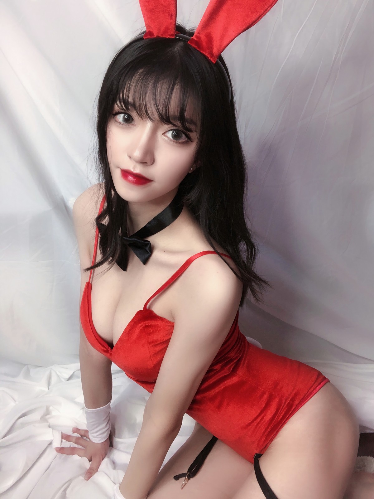 xgyw.top_动漫博主Kettoe红丝绒兔女郎主题私房性感红色深V吊带配蕾丝吊袜迷人诱惑写真64P