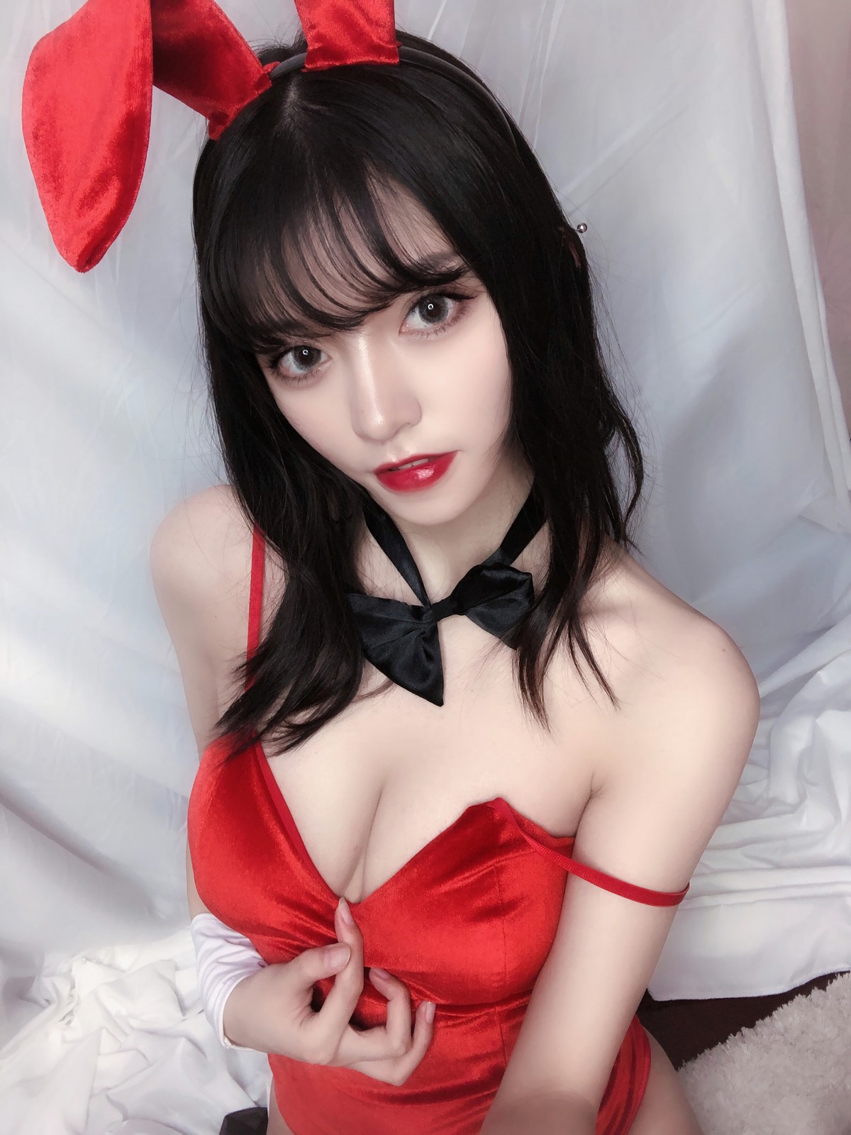 xgyw.top_动漫博主Kettoe红丝绒兔女郎主题私房性感红色深V吊带配蕾丝吊袜迷人诱惑写真64P