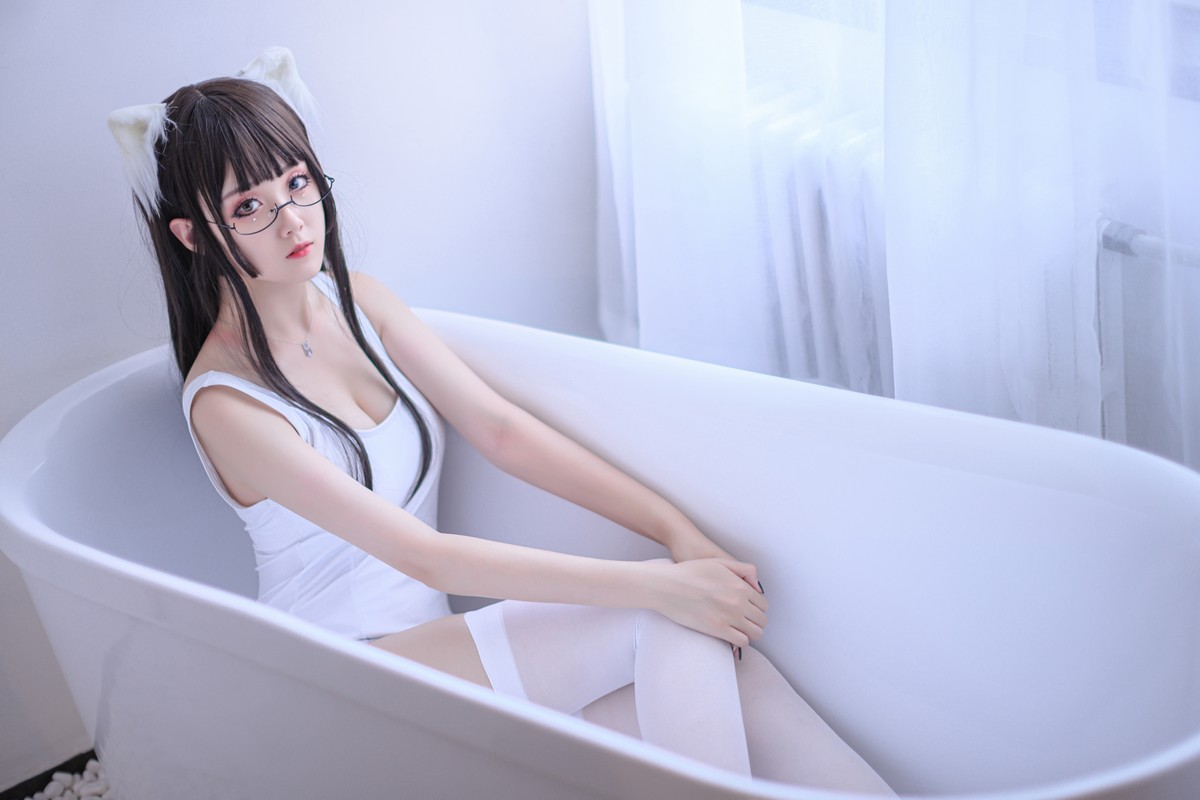 xgyw.top_Coser美女Akisoso秋楚楚死库水主题私房性感白色死库水配白丝袜迷人诱惑写真40P