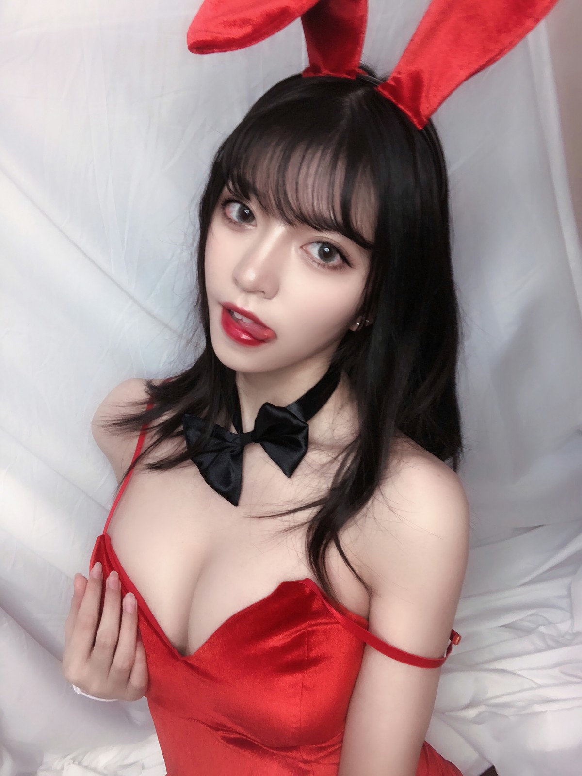 xgyw.top_动漫博主Kettoe红丝绒兔女郎主题私房性感红色深V吊带配蕾丝吊袜迷人诱惑写真64P